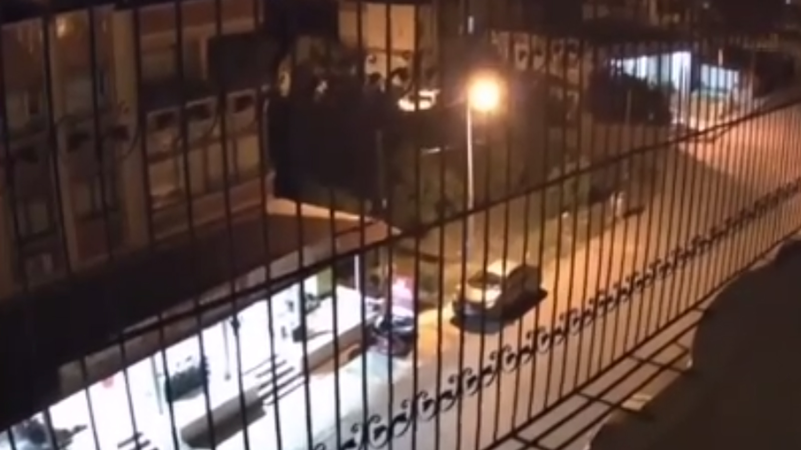 Hatay'daki 4,8'lik deprem güvenlik kamerasında