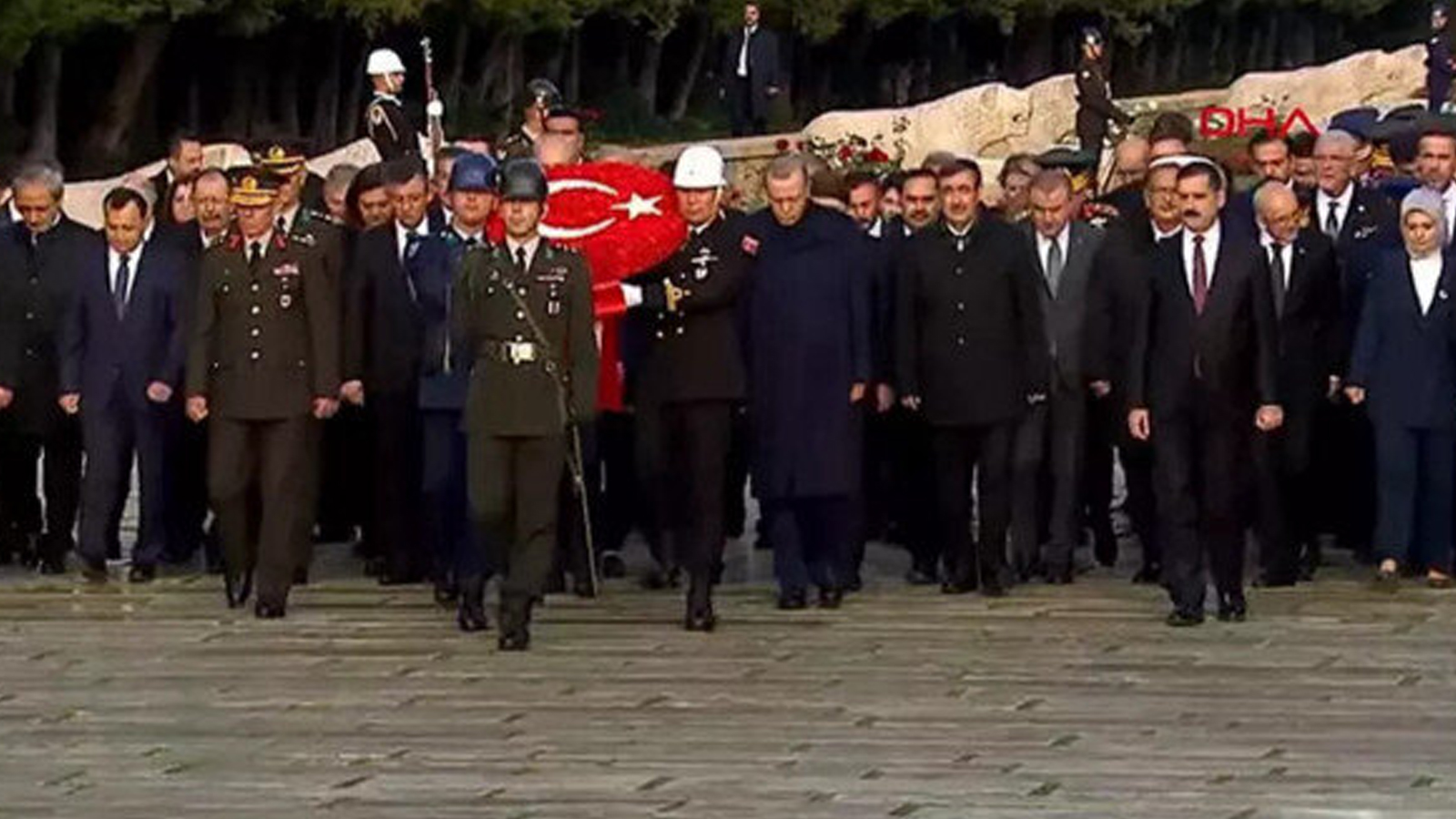 Cumhurbaşkanı Erdoğan ve devlet erkanı Anıtkabir'i ziyaret etti