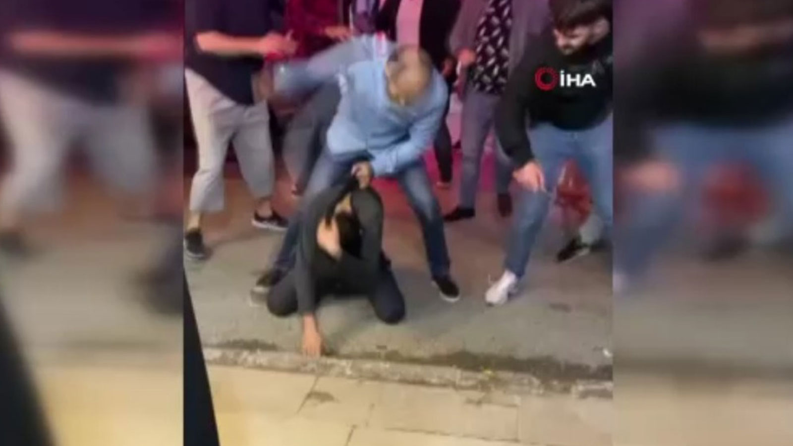 Esenyurt’ta kanlı kavga! Bıçaklanan adam yerde kıvrandı
