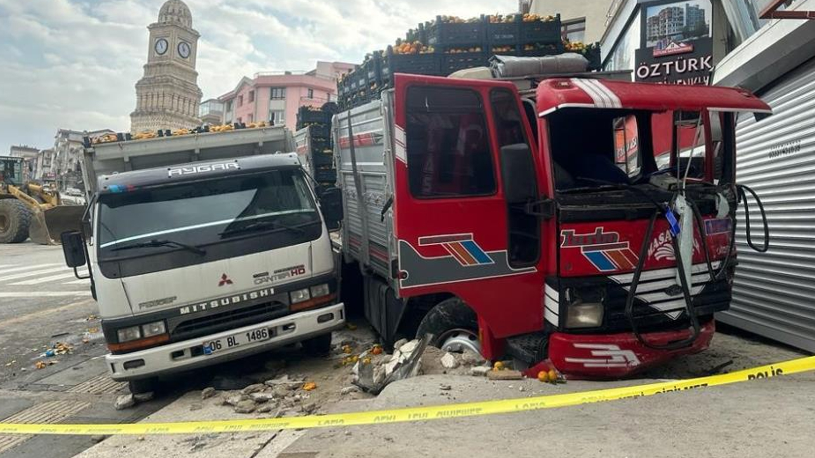 Freni patlayan kamyon metrelerce sürüklenerek önce kamyonete sonra dükkana çarptı: 2 yaralı