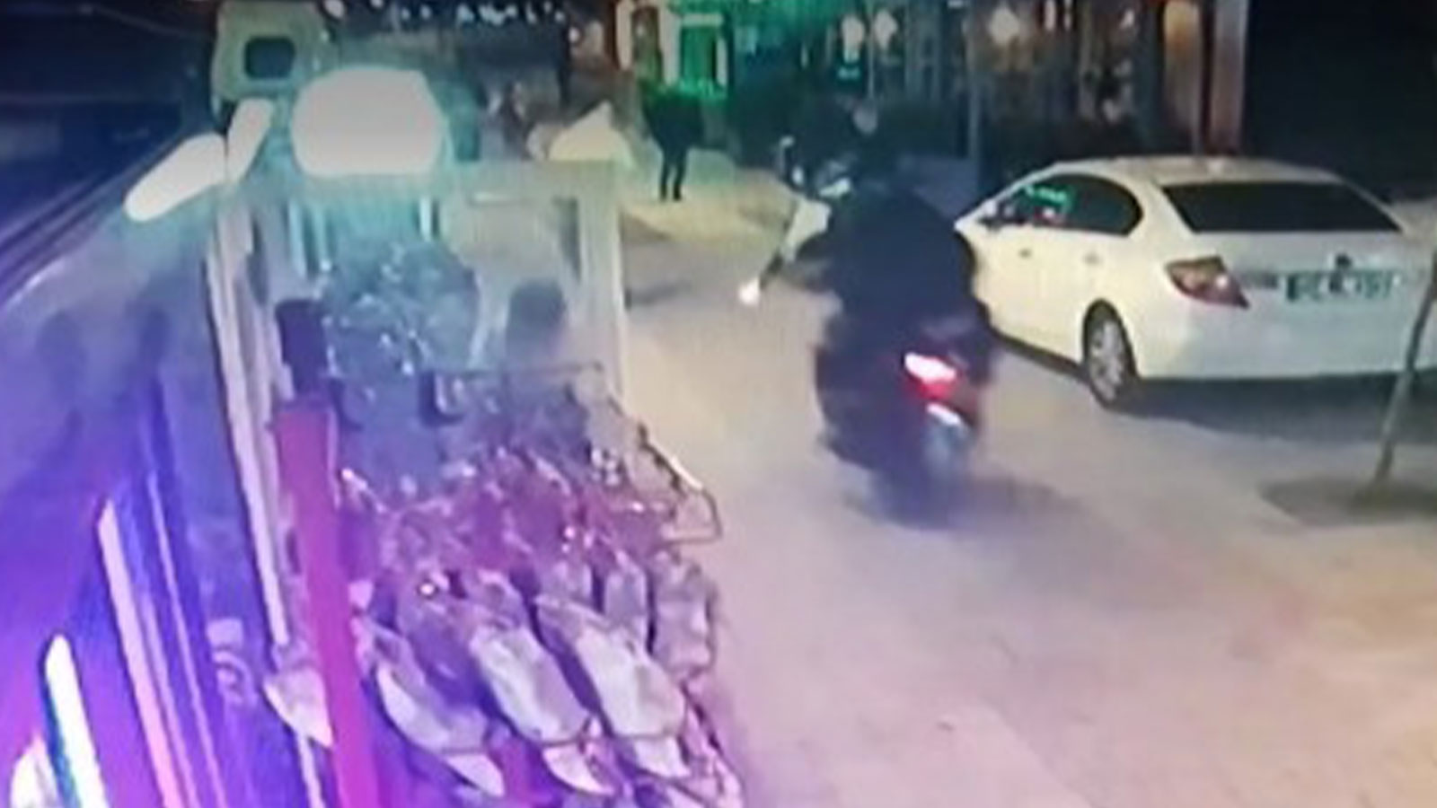 Kadıköy'de restorana silahlı saldırı kamerada