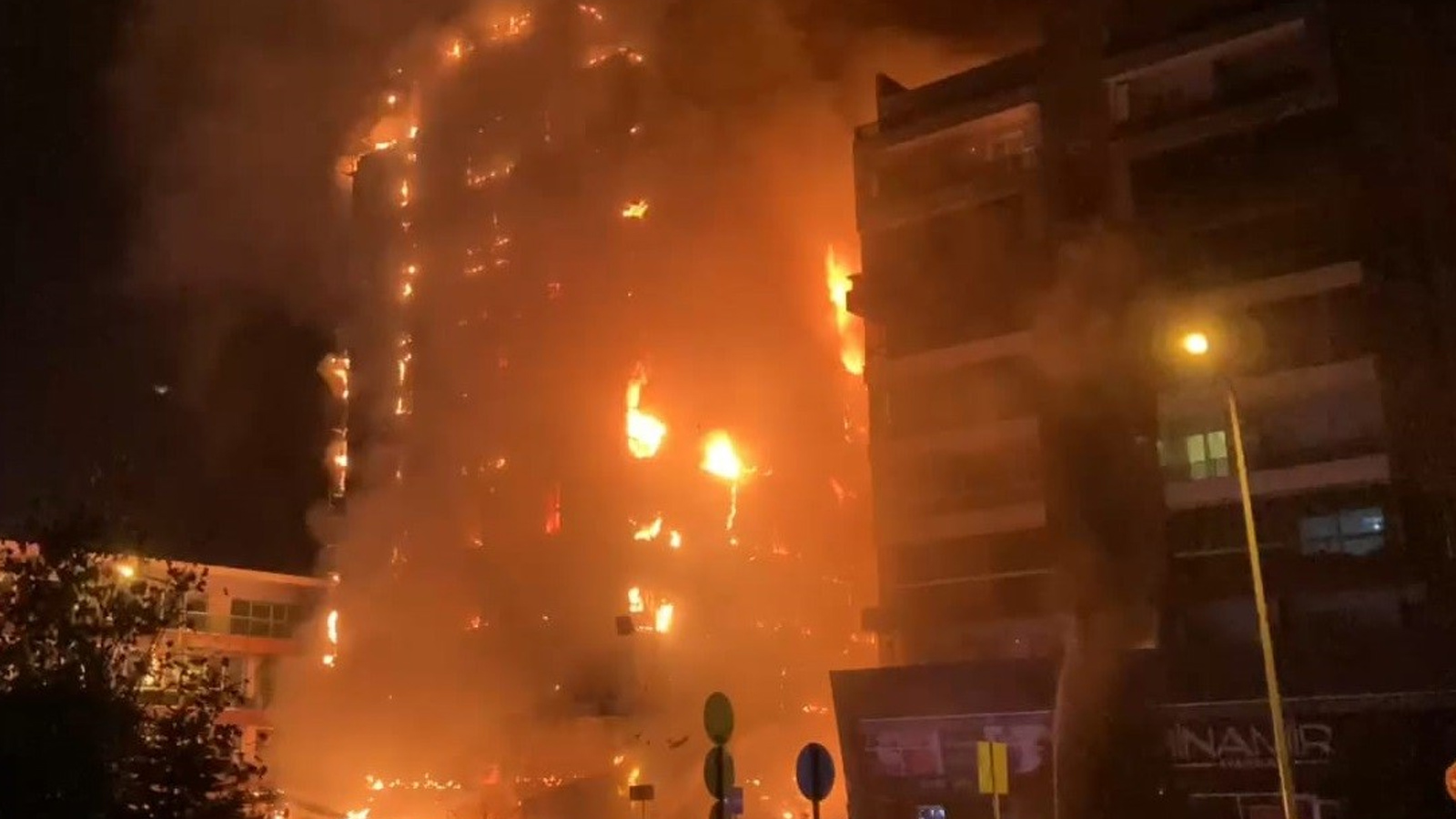 Bursa'da 10 katlı iş merkezi küle döndü