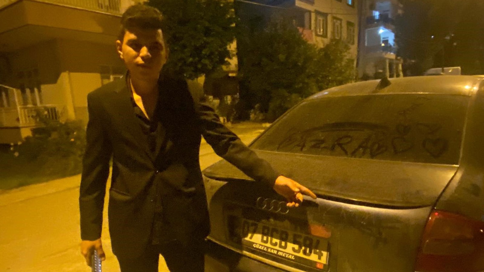 Aracının kaportasına ‘Azram’, camına ‘Figen’ yazdılar: Aşkını mı ilan etti bilemiyorum