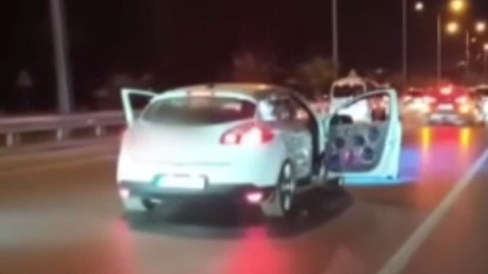 Diskoya dönüştürdüğü araçla trafiği tehlikeye soktu!
