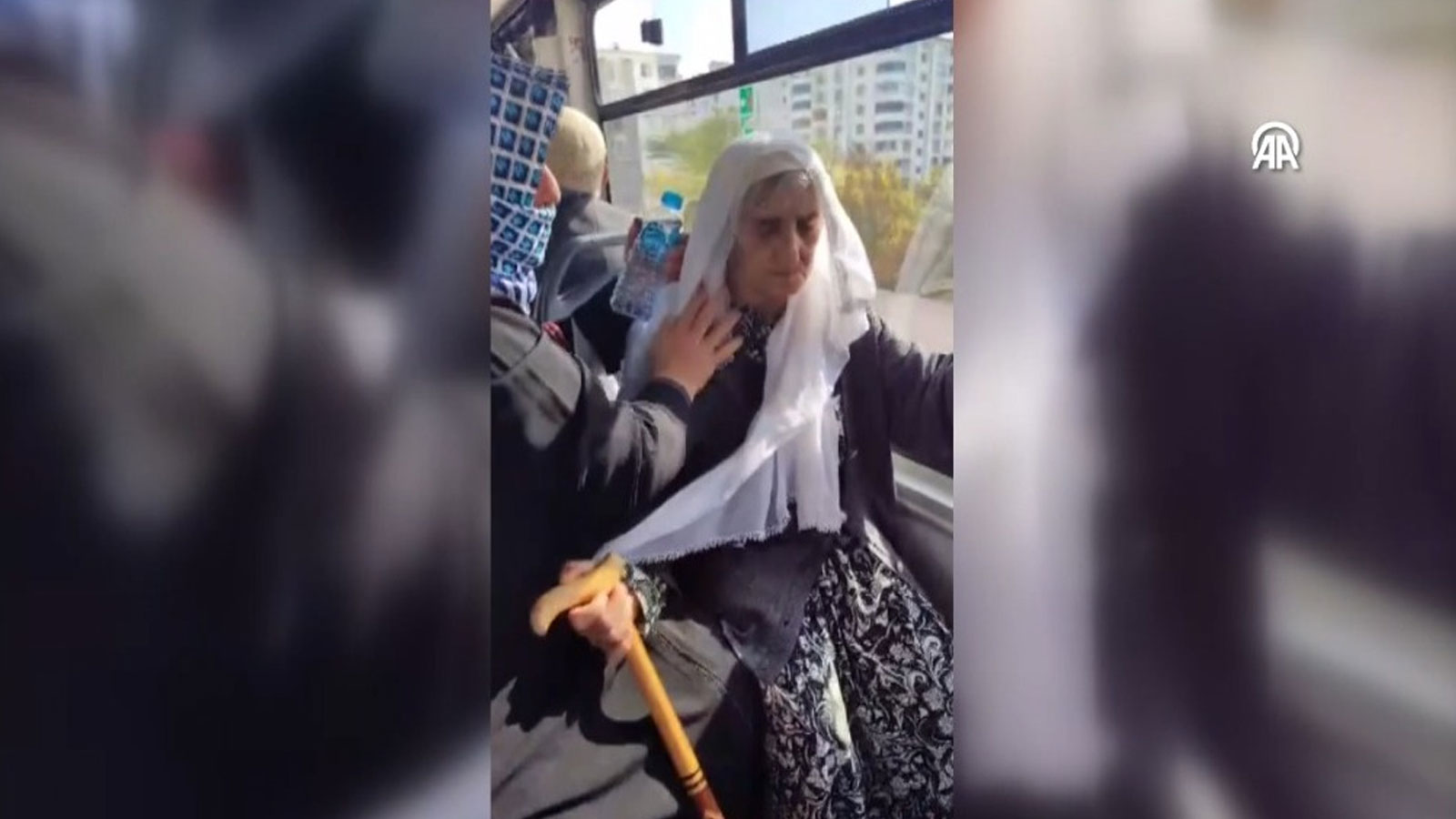 Otobüs şoförü, rahatsızlanan yaşlı kadını hastaneye yetiştirdi