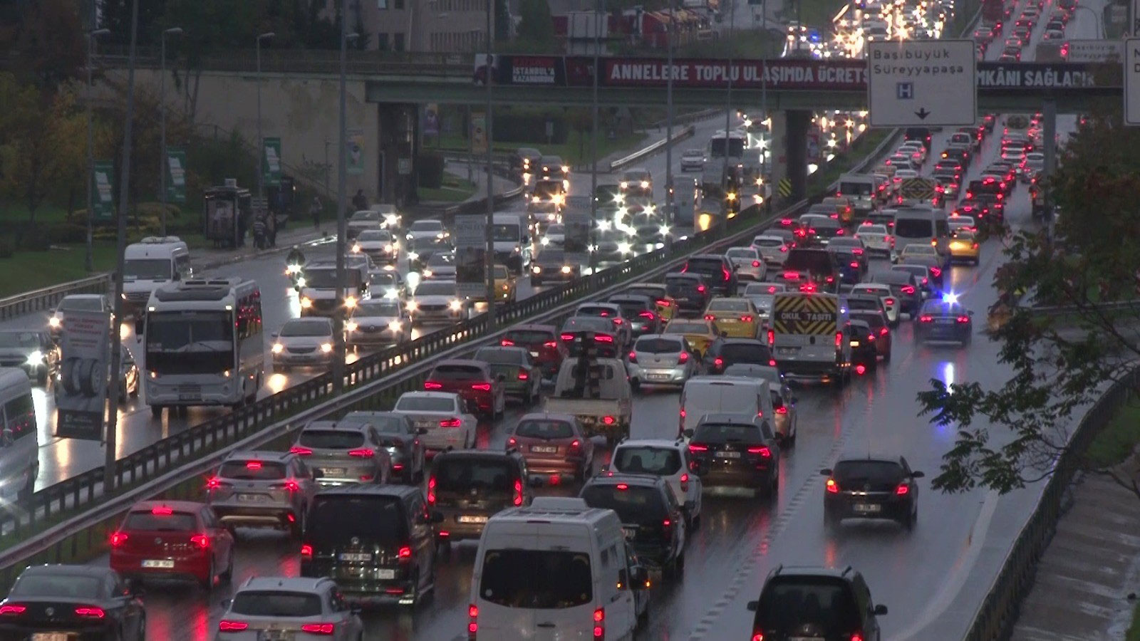 İstanbul'da sağanak yağış trafiği felç etti: Araçlar durma noktasında!