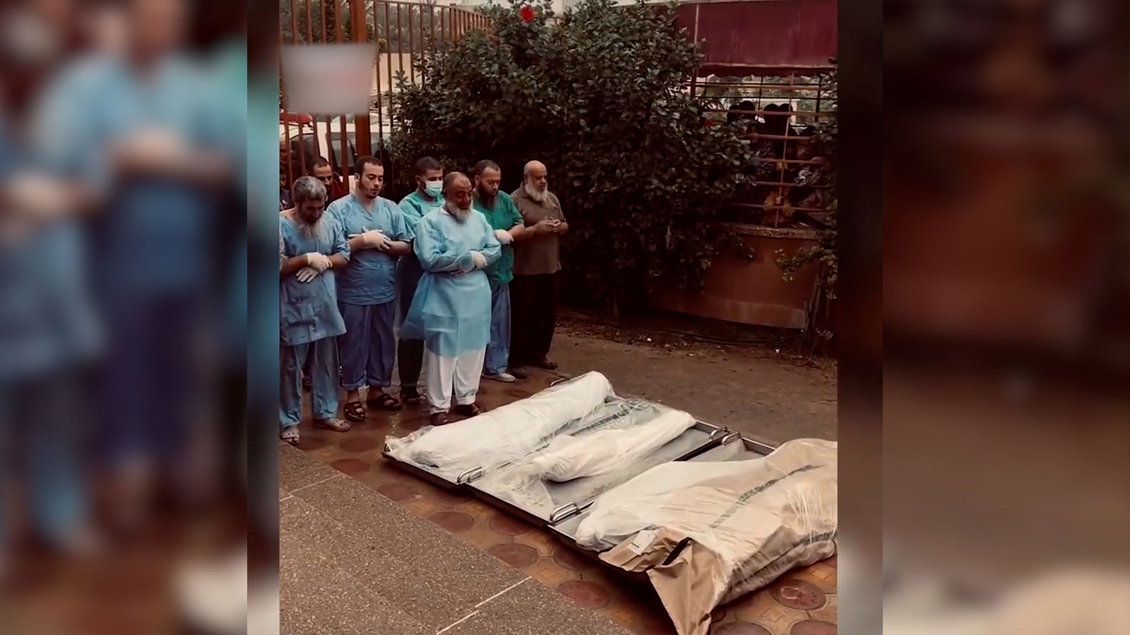 Gazze'de doktorlar cenaze namazı kıldırdı