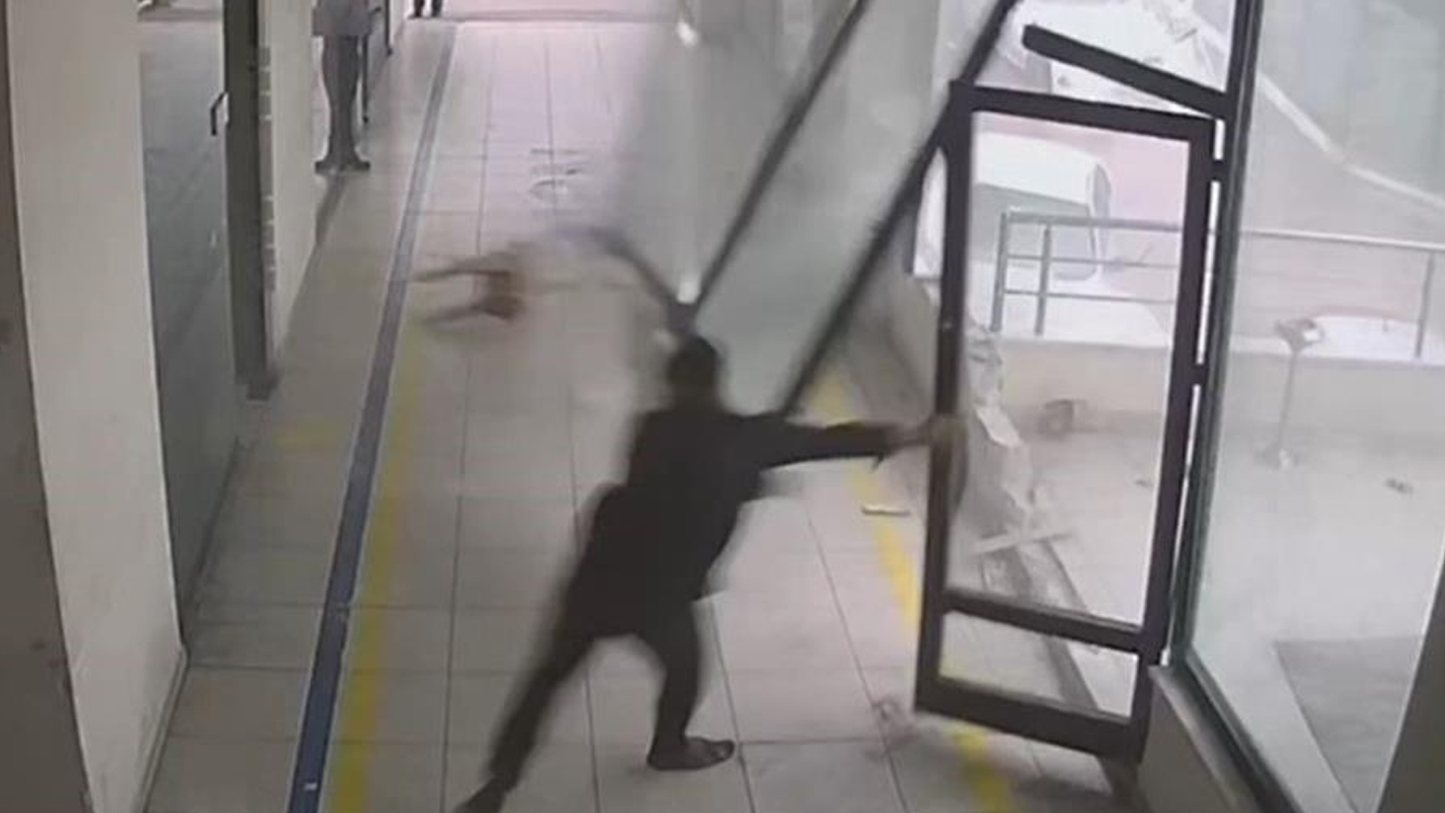 Küçükçekmece’de fırtına kapıyı söktü! Kapıyı kapatmaya çalışan adamı duvara savurdu