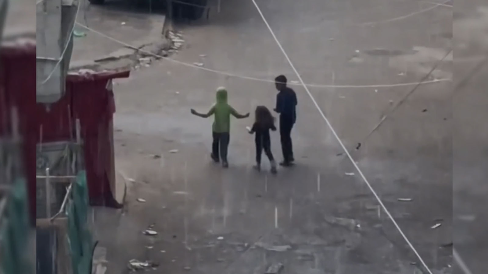 39 günlük susuzluktan sonra Gazzeli çocuklar yağmurla sevindi