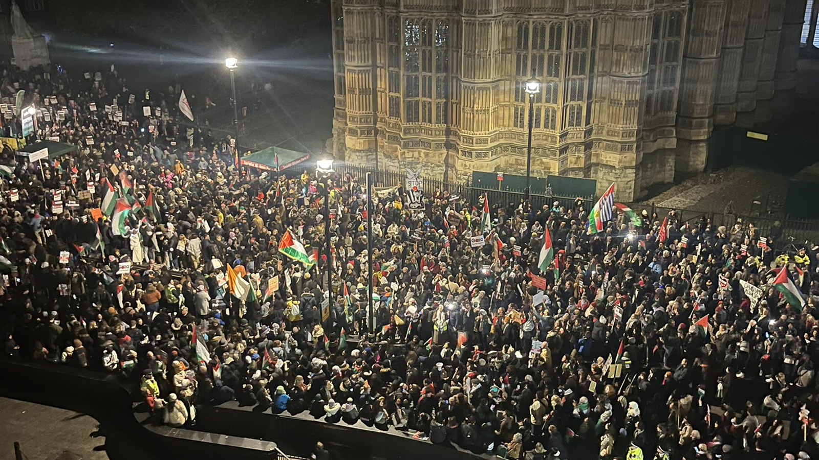 İngiltere'de Gazze isyanı! Binlerce kişi parlamento binasını önünde toplandı