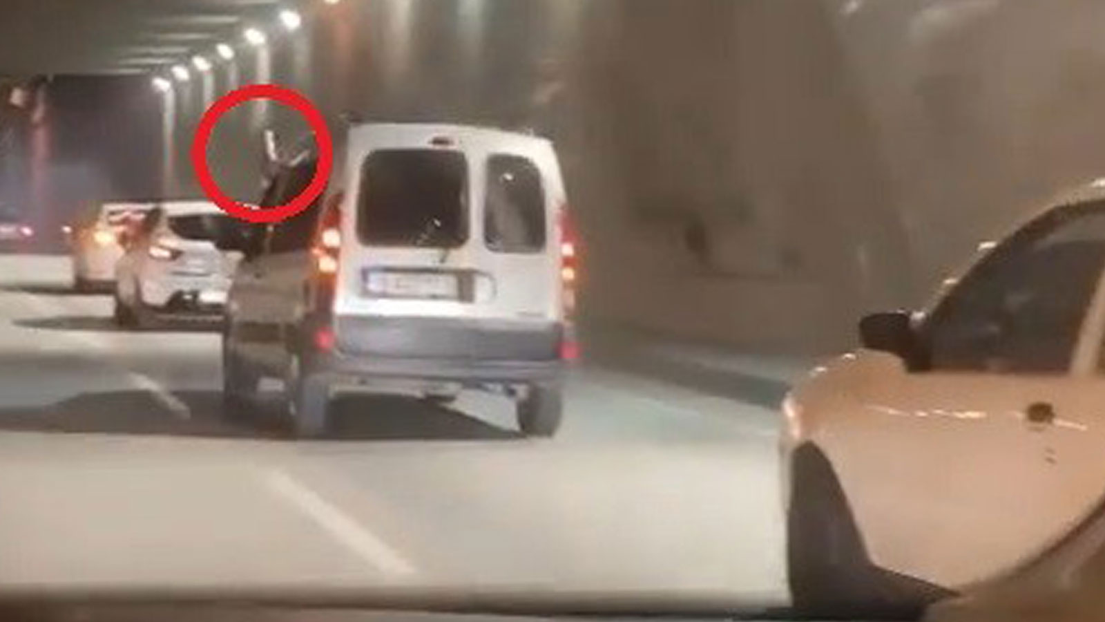 Düğün magandası, trafikte tehlike saçtı: Tünelde arka arkaya ateş etti