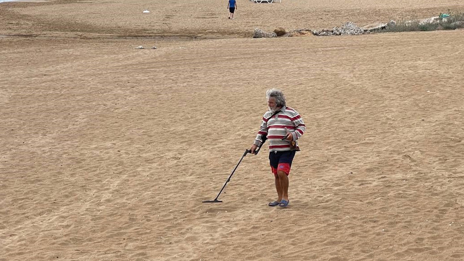 Turistler gidince define avcıları plaja indi: Karış karış gezip değerli eşya aradılar