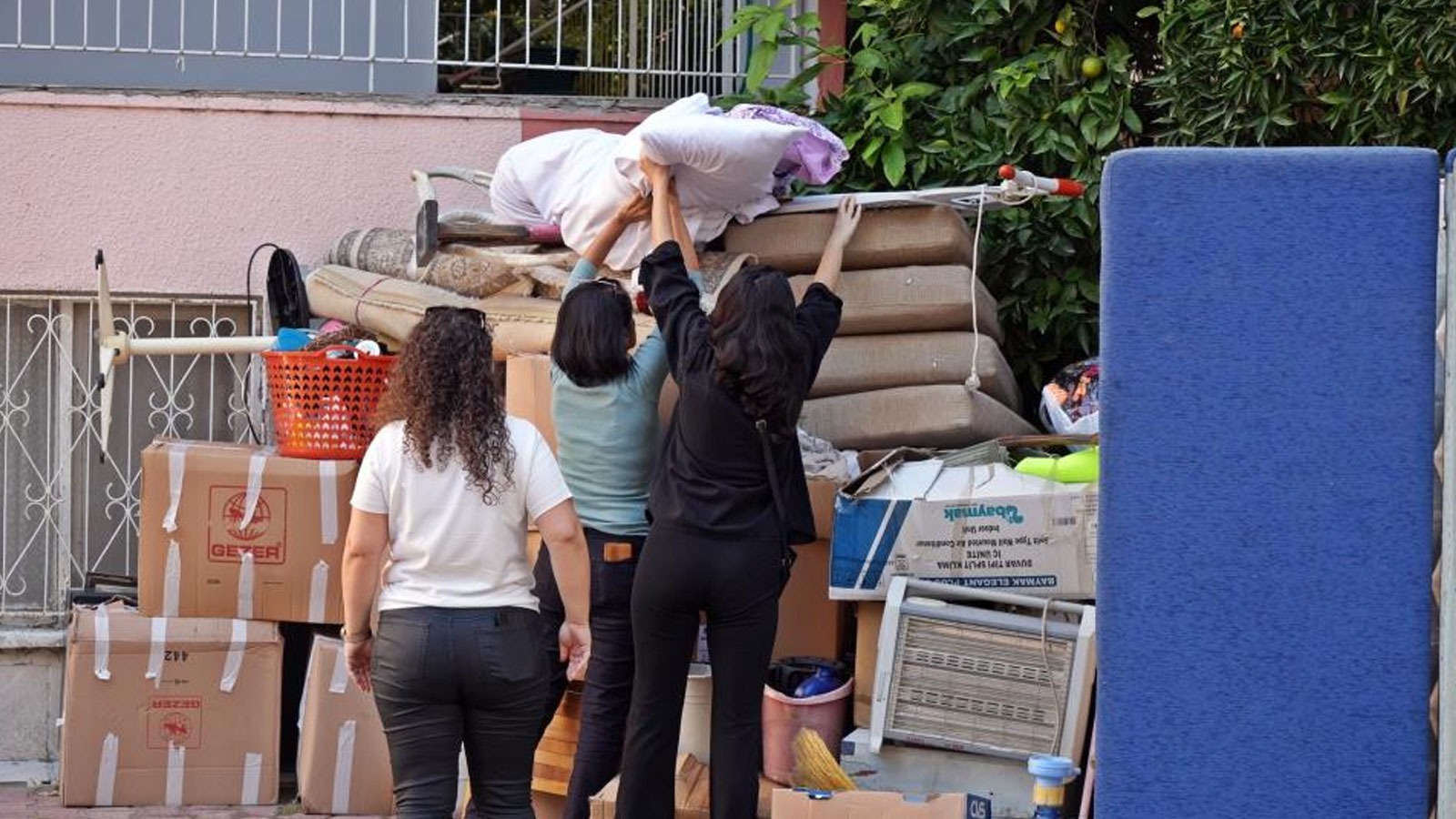 Eşyalarını dışarda gören kadın hayatının şokunu yaşadı: Ev sahibi evden attı