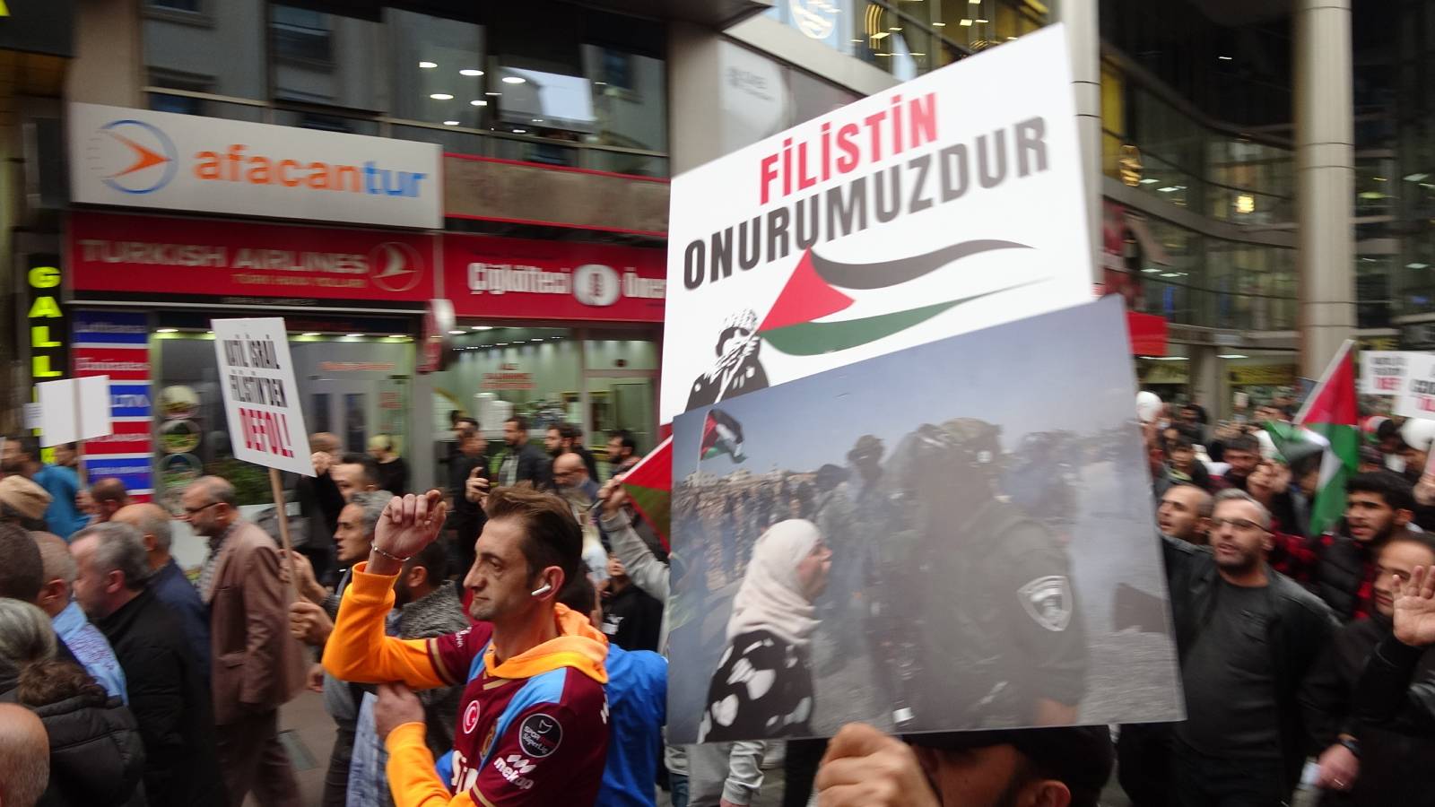 Trabzonspor taraftarlarından Filistin'e destek yürüyüşü