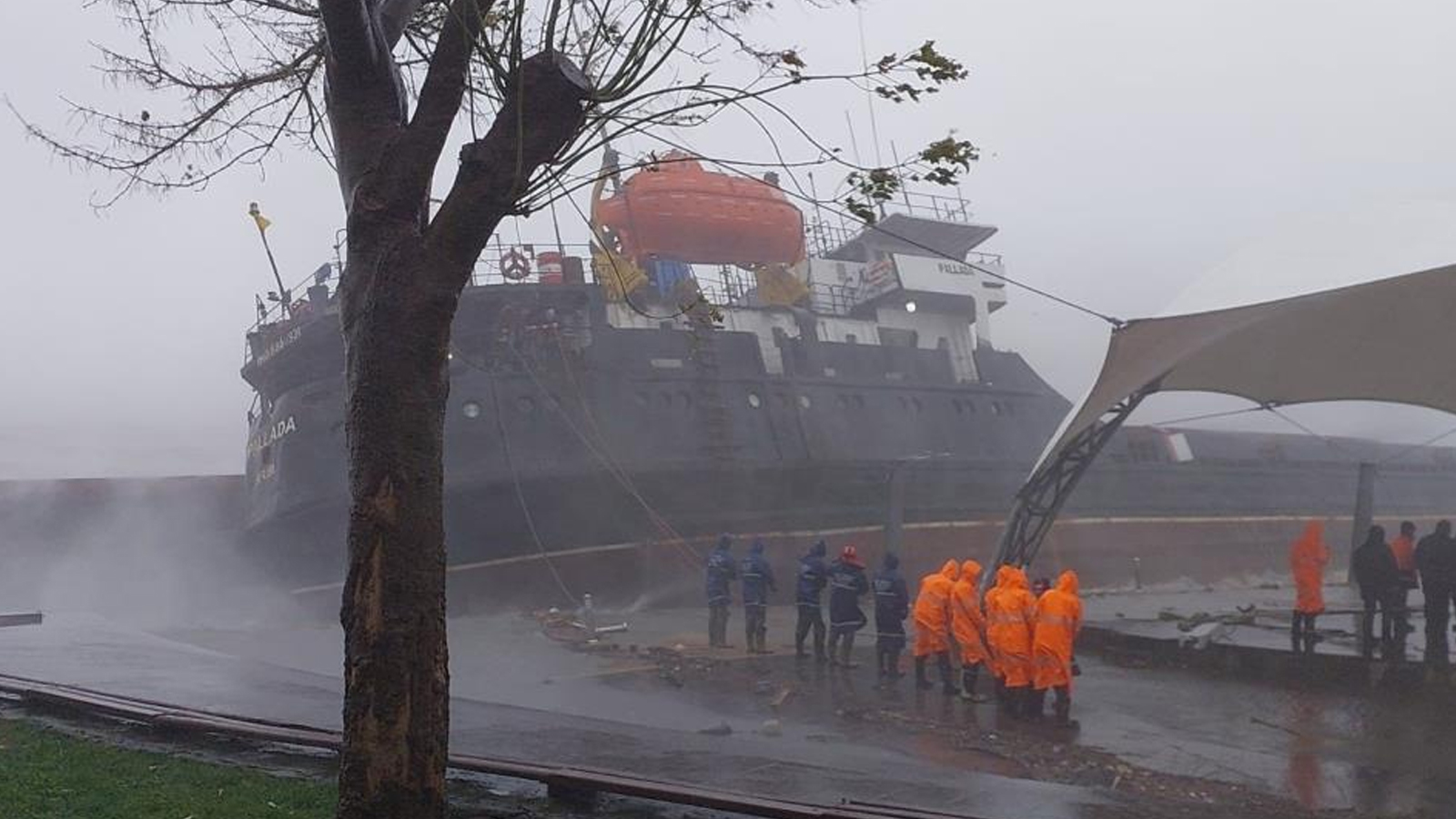 Zonguldak'ta dalga boyu 5 metreyi buldu: Dev gemi karaya oturdu