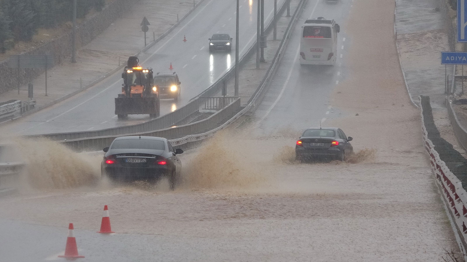 Adıyaman’da sel felaketi: Köprü ve yollar göle döndü, bir kamyon şarampole devrildi