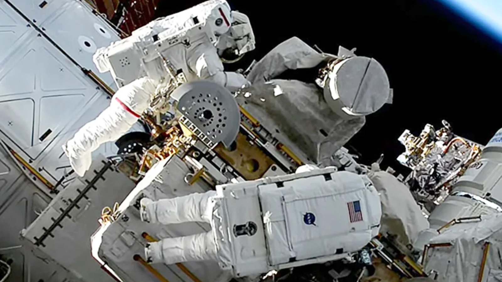 Astronotların uzayda düşürdüğü çanta dünyadan kayda alındı