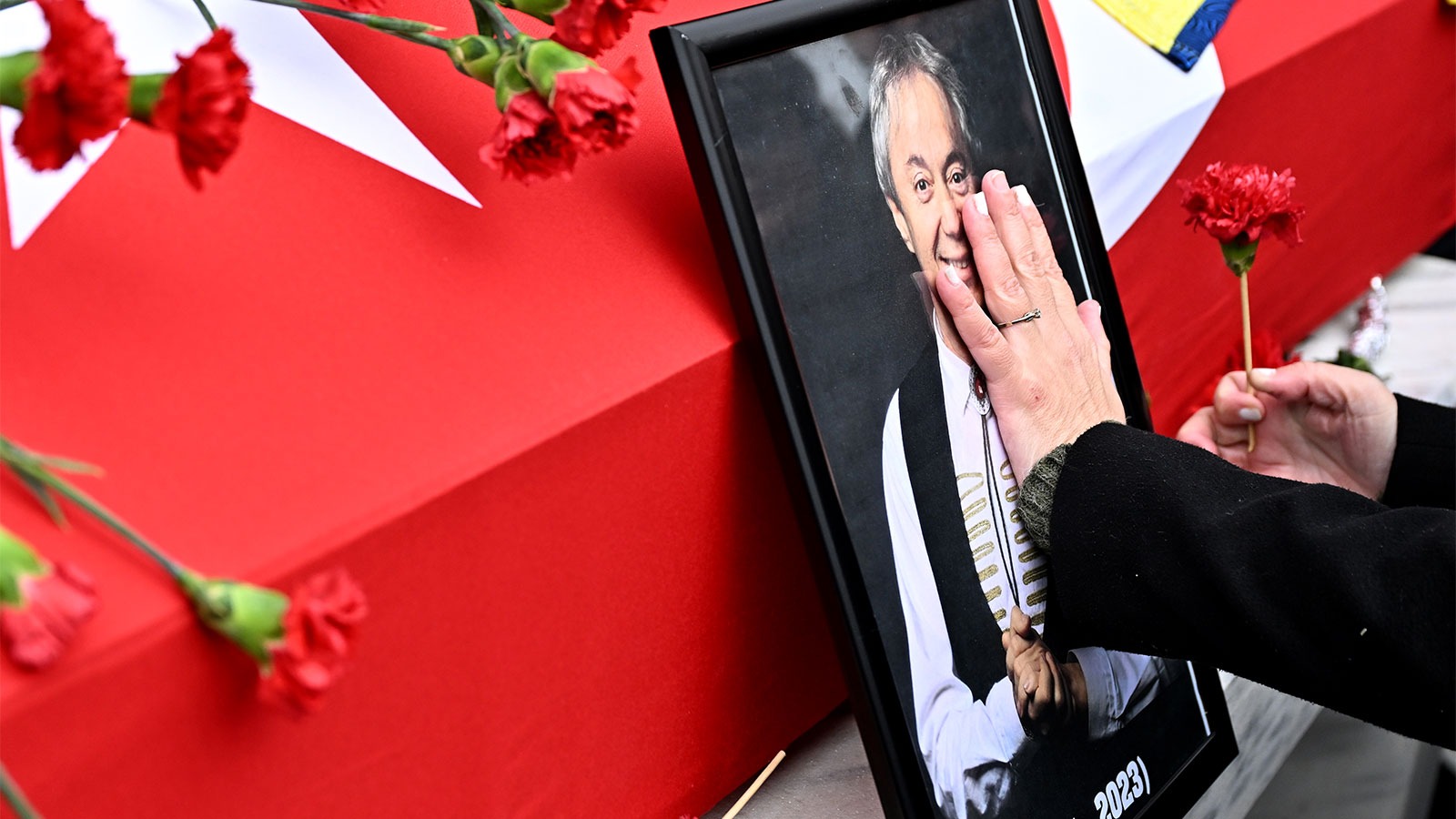 Ünlü sunucu Metin Uca son yolculuğuna uğurlandı, cenazede gergin anlar yaşandı