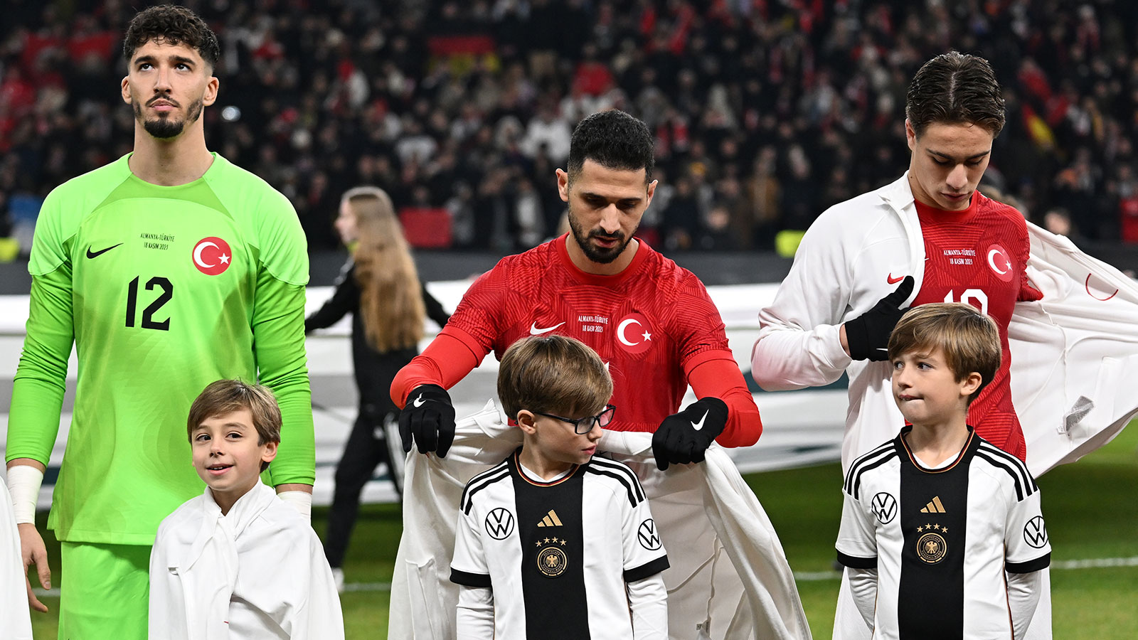 Bizim çocuklar duygulandırdı! Türk futbolcular, Alman çocuklarını unutmadı