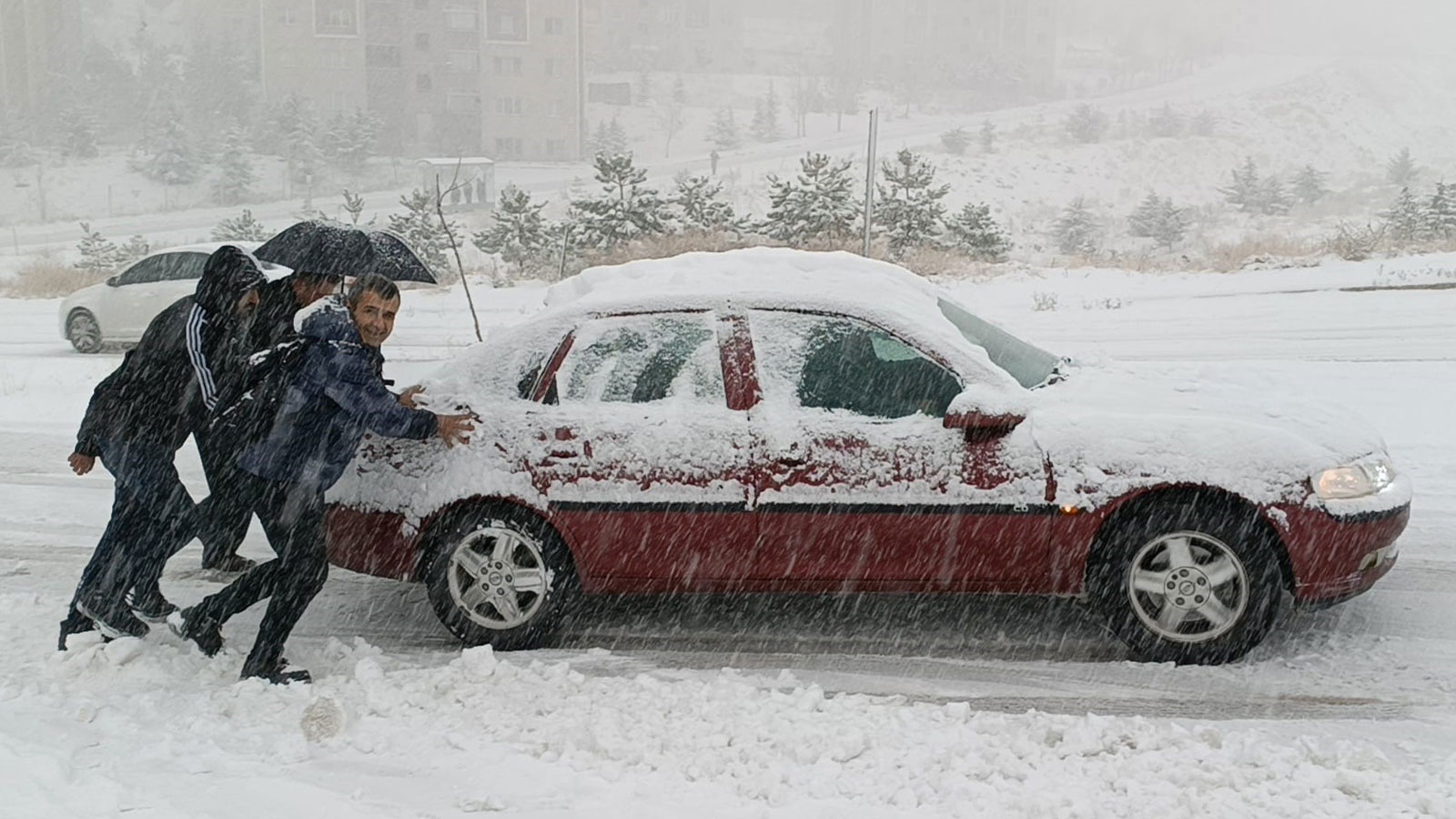 Van’da kar yağışı hayatı felç etti