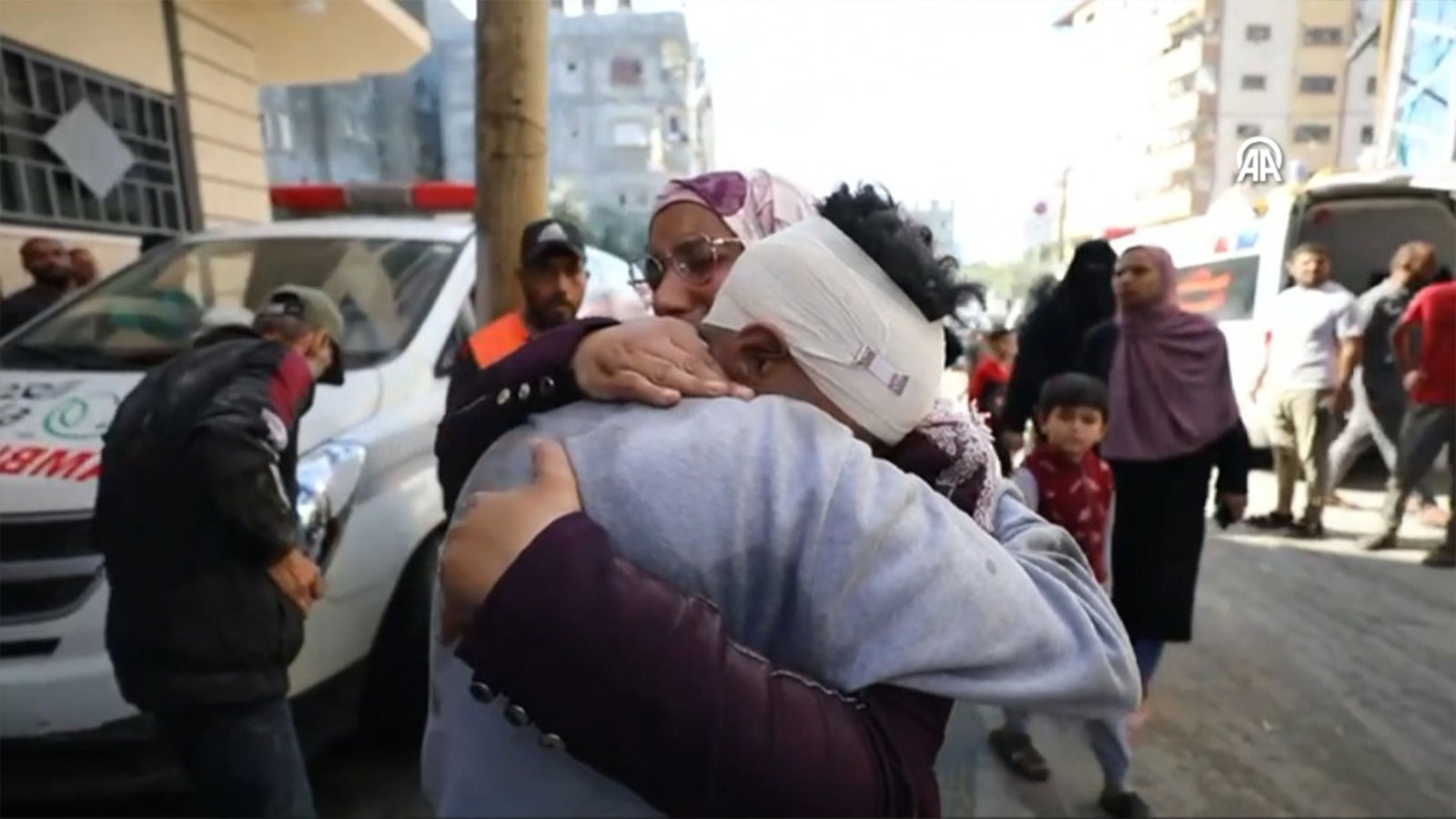 Oğlunun öldüğünü zanneden Filistinli anne yürekleri burktu