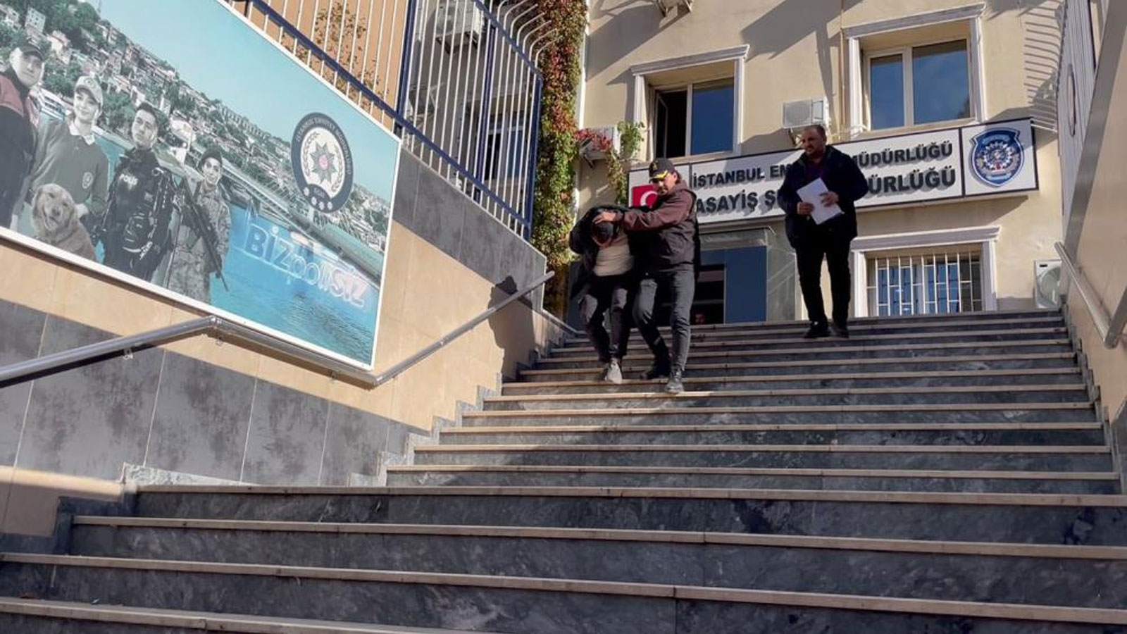 Kamu görevlisi numarasıyla dolandırdı: O anlar kamerada