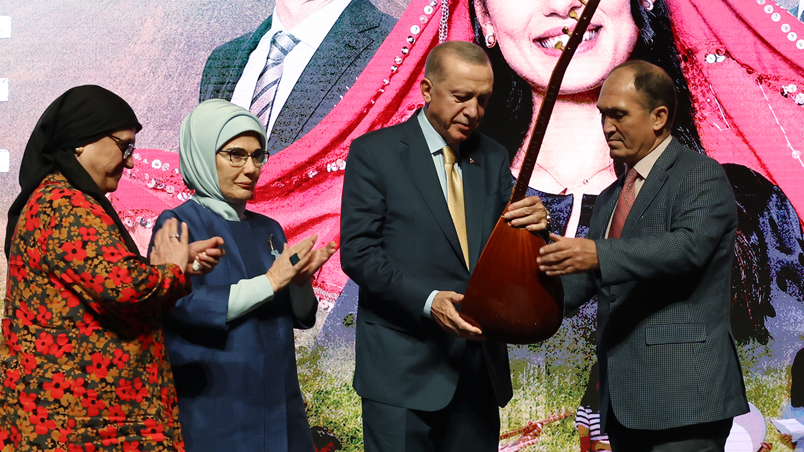 Cumhurbaşkanı Erdoğan'ı duygulandıran hediye! Aybüke öğretmenin sazını görünce gözyaşlarını tutamadı
