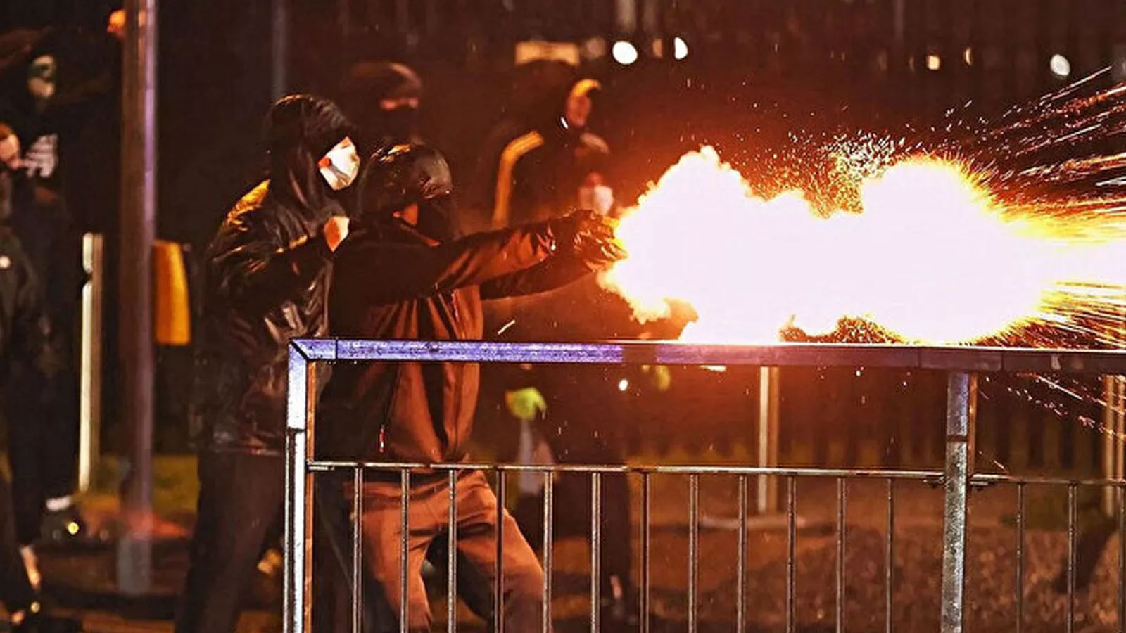 Dublin alev alev! Bıçaklı saldırı ülkeyi karıştırdı: Sokağa dökülen vatandaşlar polisle çatıştı