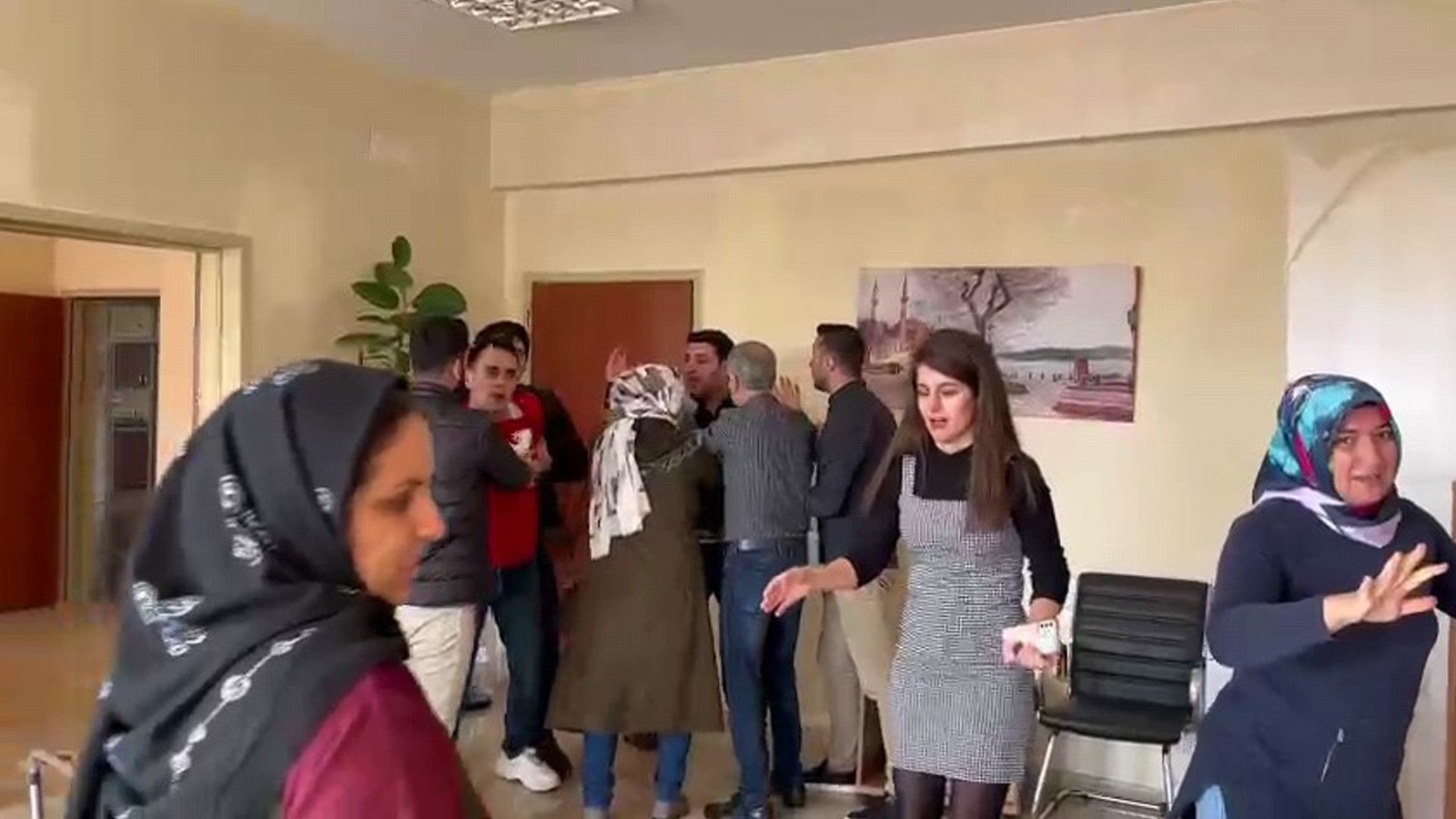 Öğretmenler Günü'nde velilerden 3 öğretmene darp: O anlar kameraya yansıdı