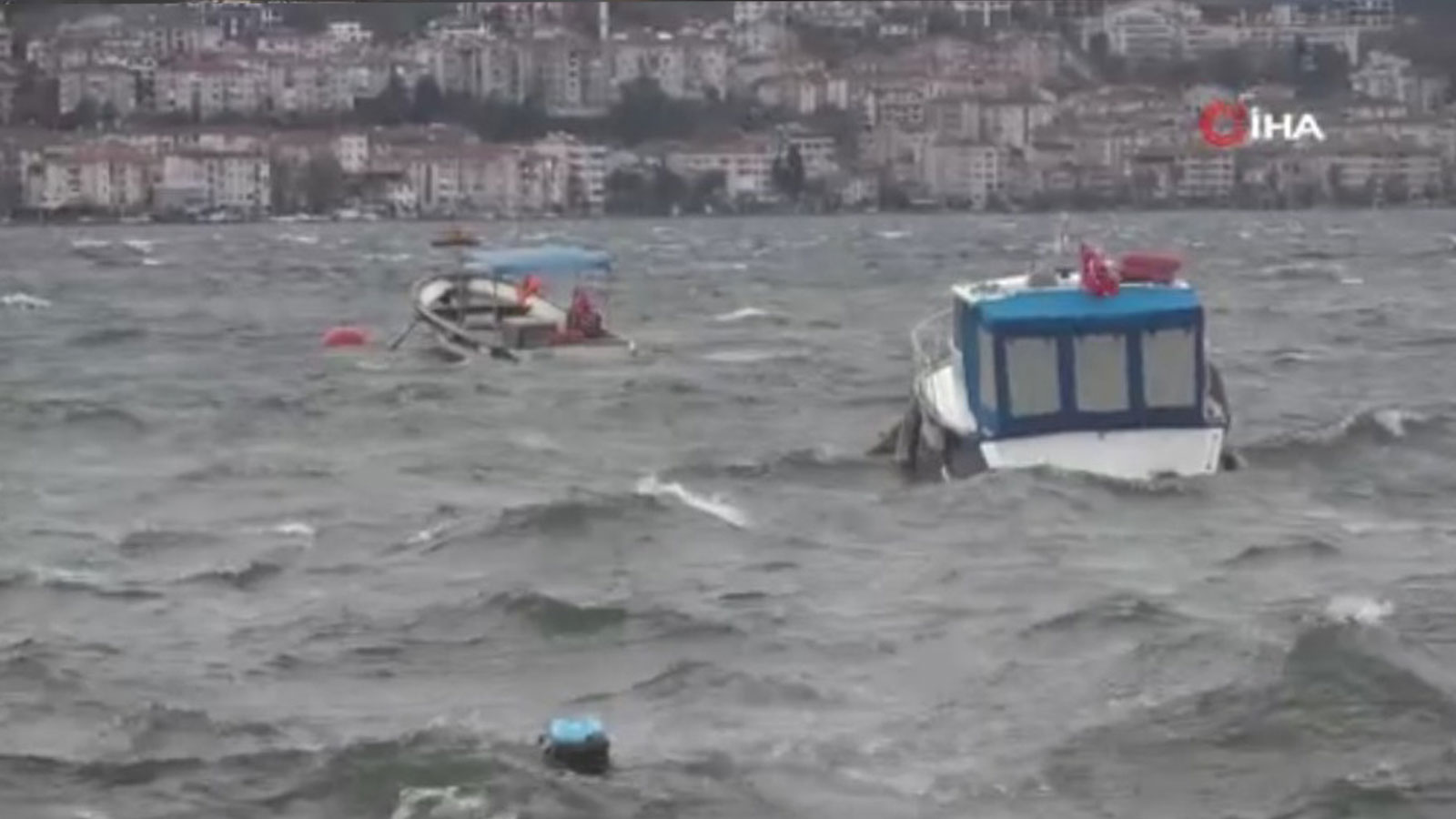 Fırtına İzmit Körfezi’ni vurdu: 7 tekne battı, deniz taştı