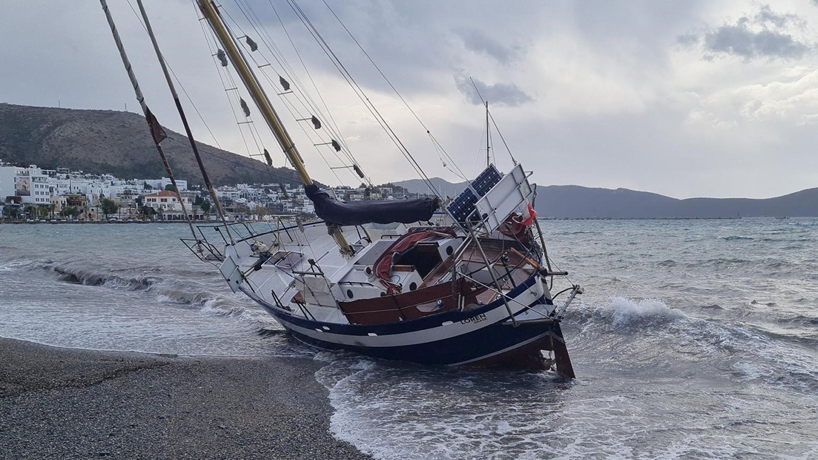 Bodrum’da düzensiz göçmen teknesi karaya vurdu