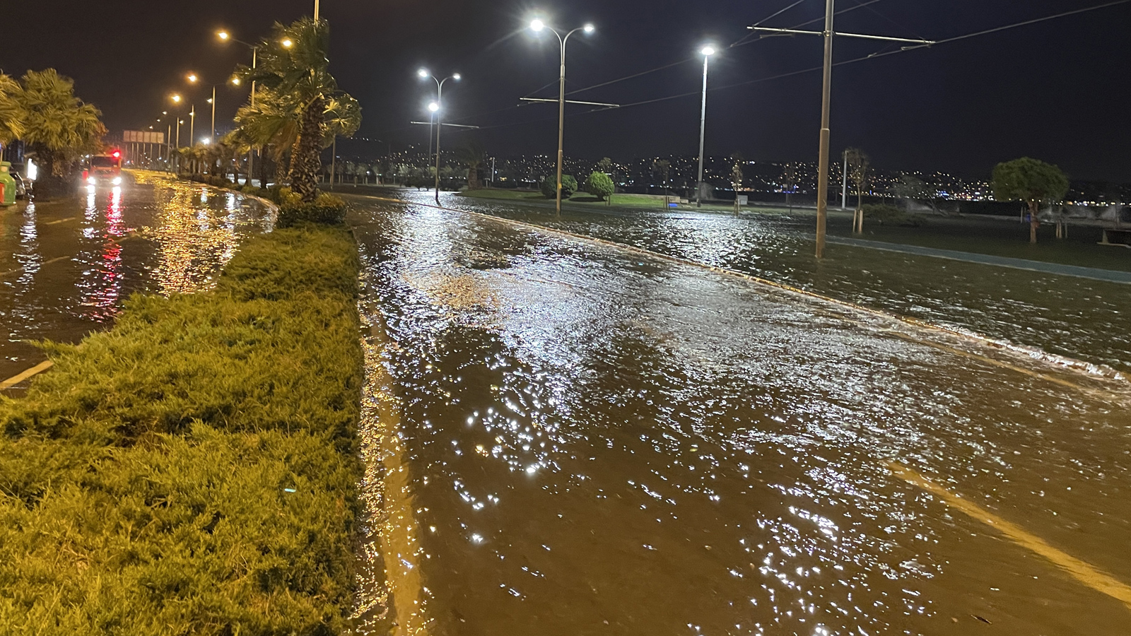 İzmir'de deniz taştı, siren sesleri sokaklarda yankılandı