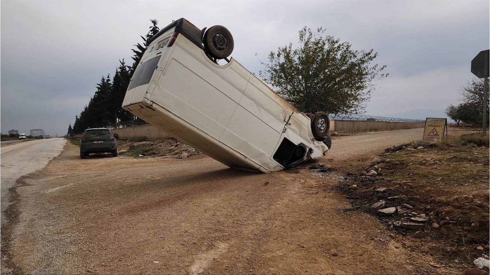 Hatay'da akıl almaz kaza: Dik duran kamyoneti görenler şaşkınlığını gizleyemedi