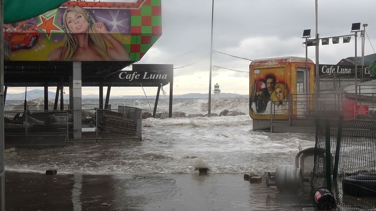 Yalova'da fırtına lunaparkı vurdu! 10 milyonluk hasar oluştu