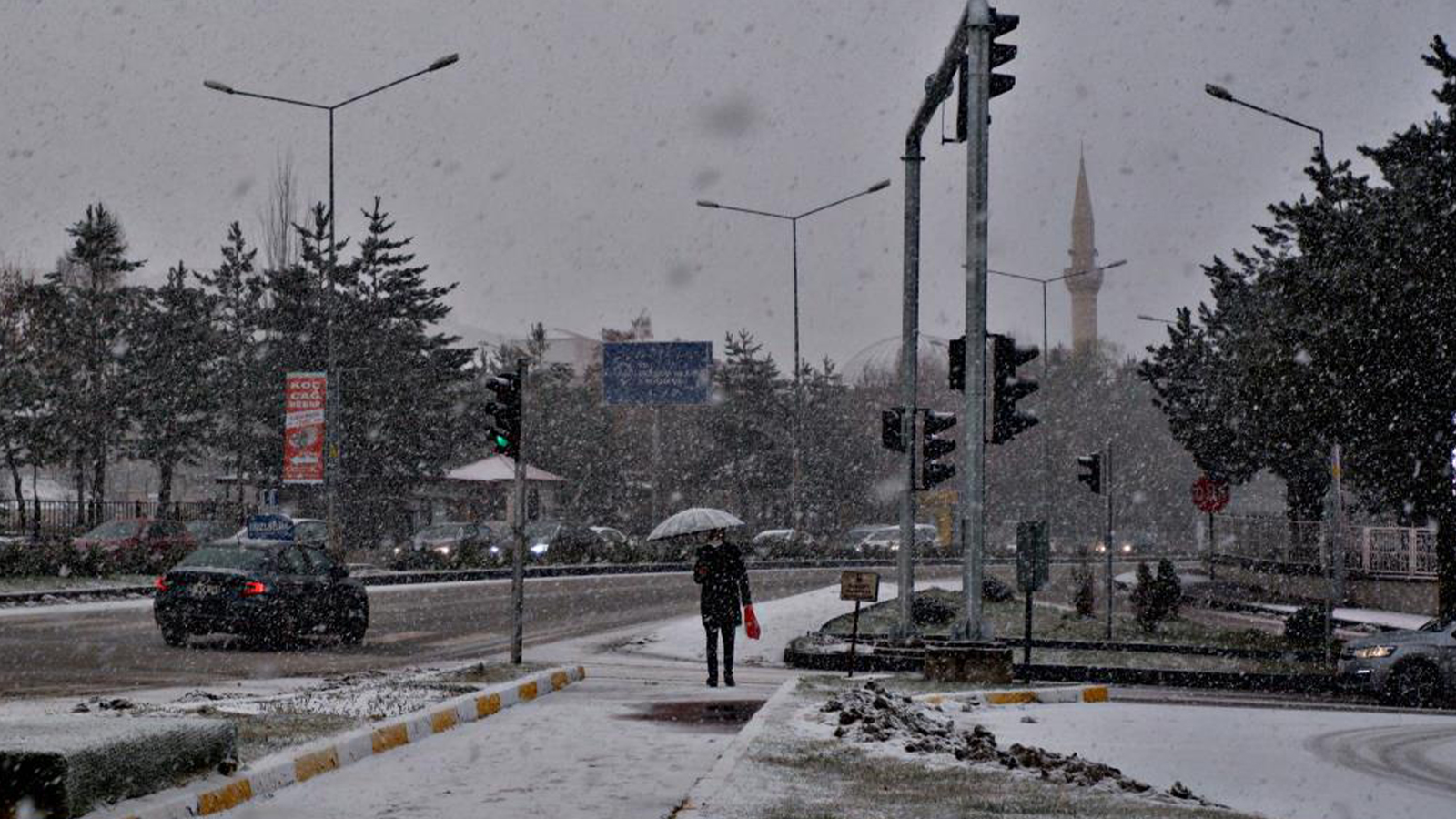 Erzurum güne karla başladı! Kent beyaza büründü