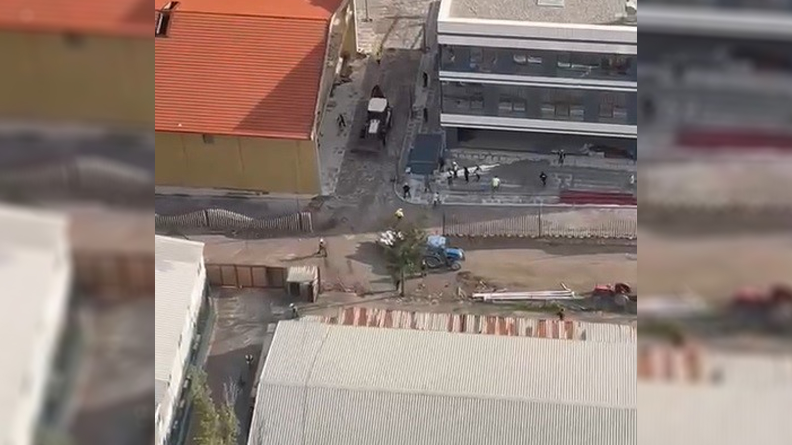Kızgın kepçe operatörü işçilere kızdı! İş makinasıyla arkadaşlarını kovaladı