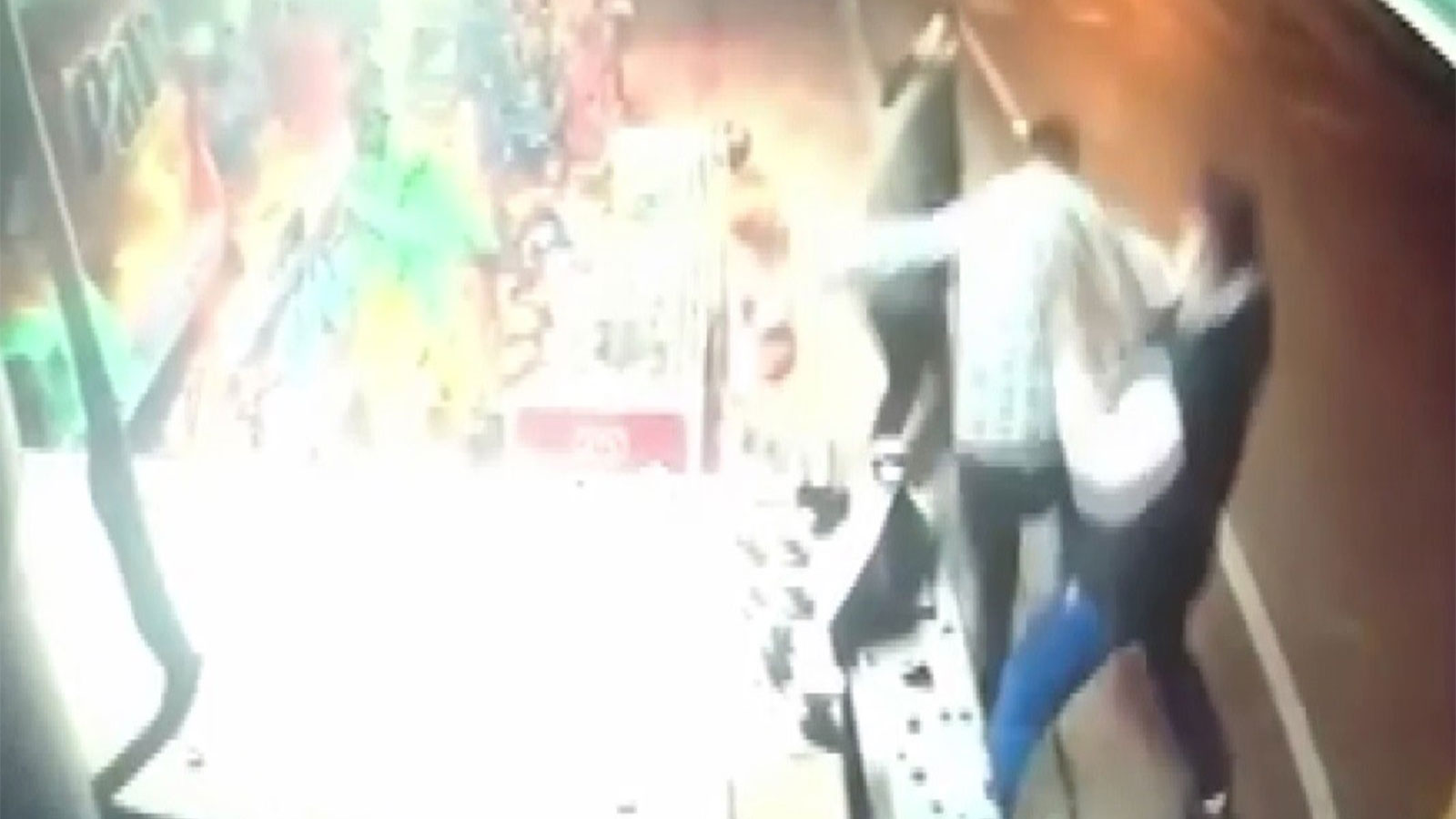 Bıçaklı saldırgana mahalle dayağı
