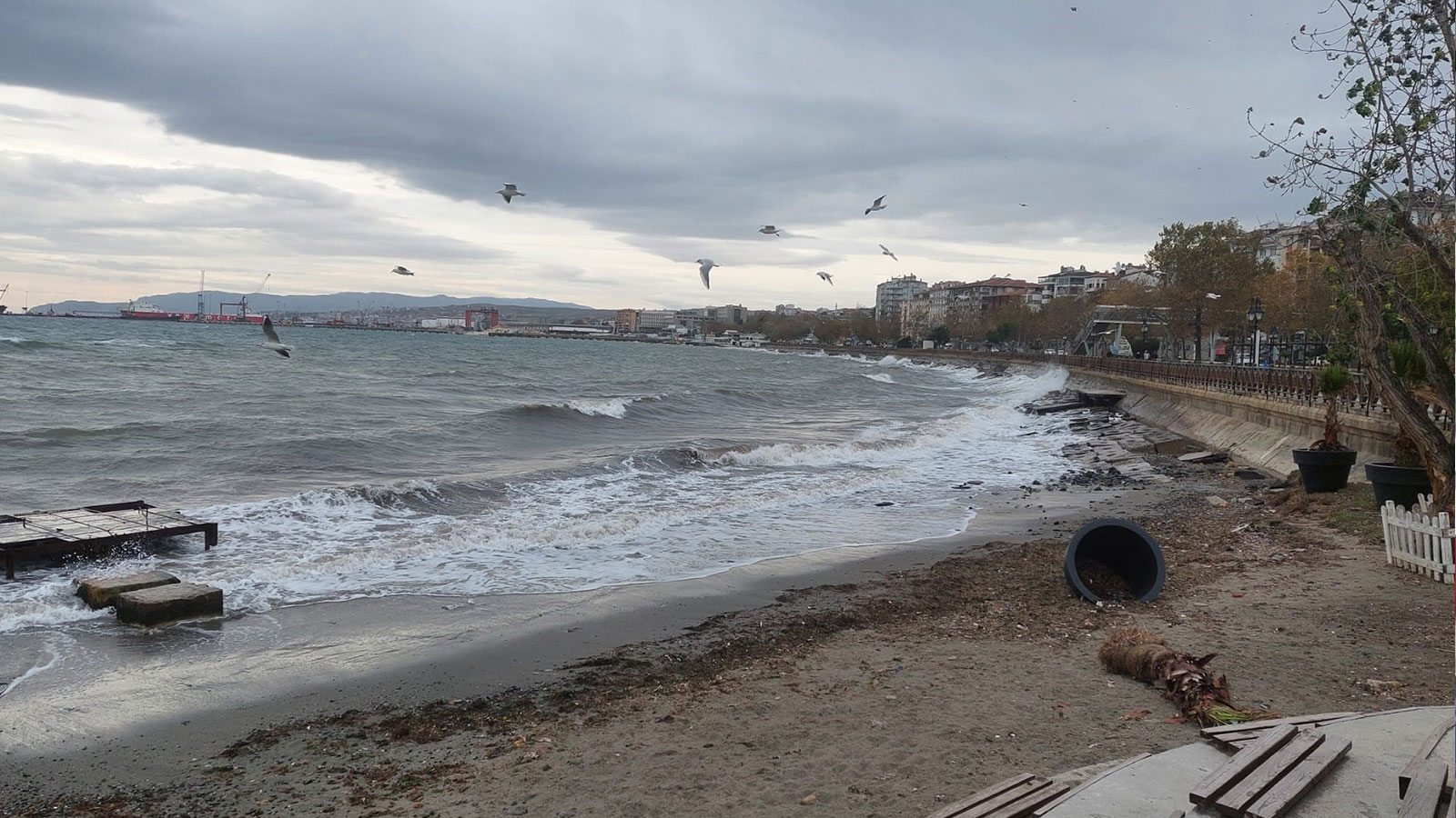 Lodos fırtınası Tekirdağ kıyılarını vurdu