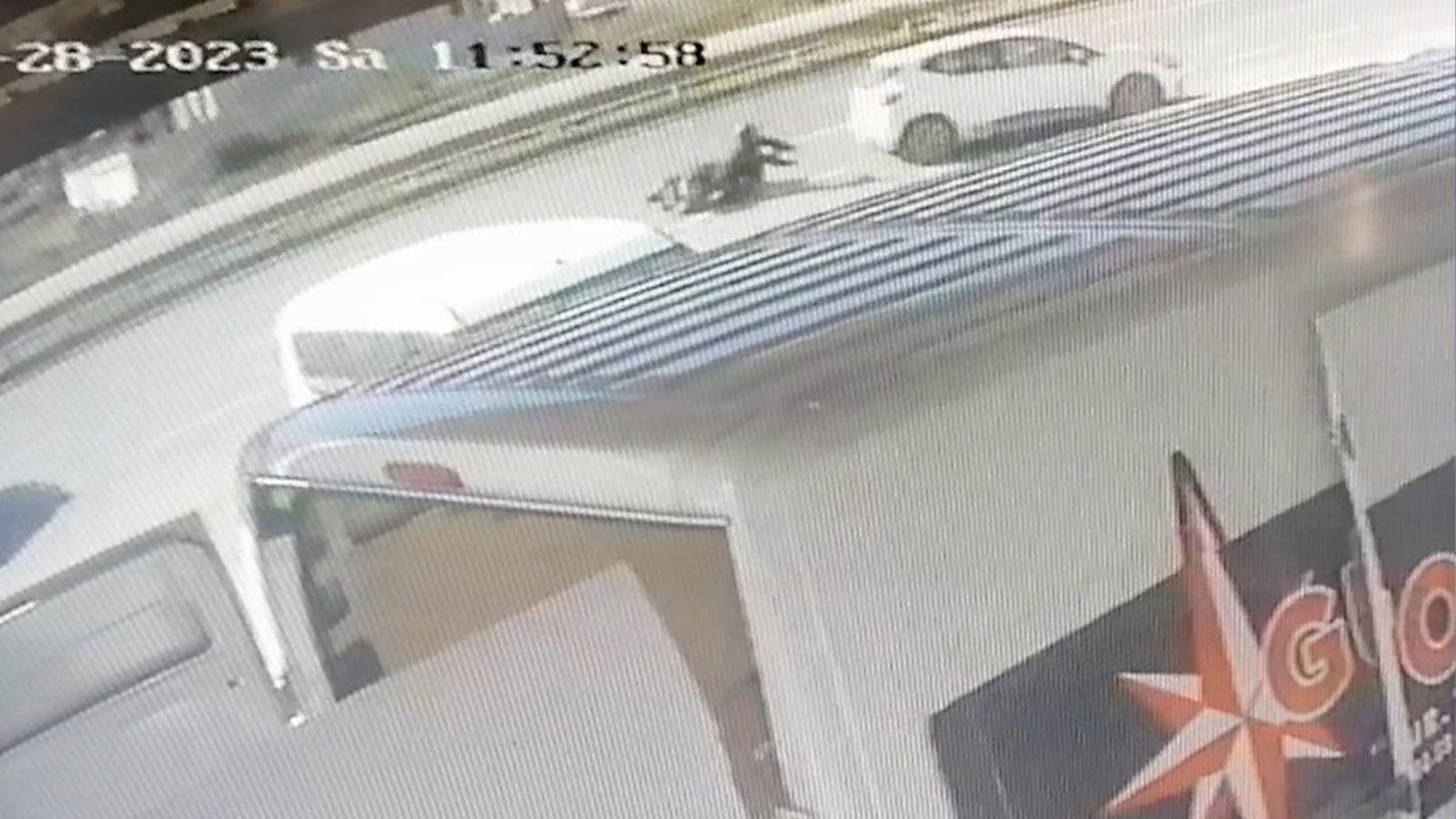 Motosikletli ölümden döndü: Kamyonun altında kalmaktan saniyelerle kurtuldu