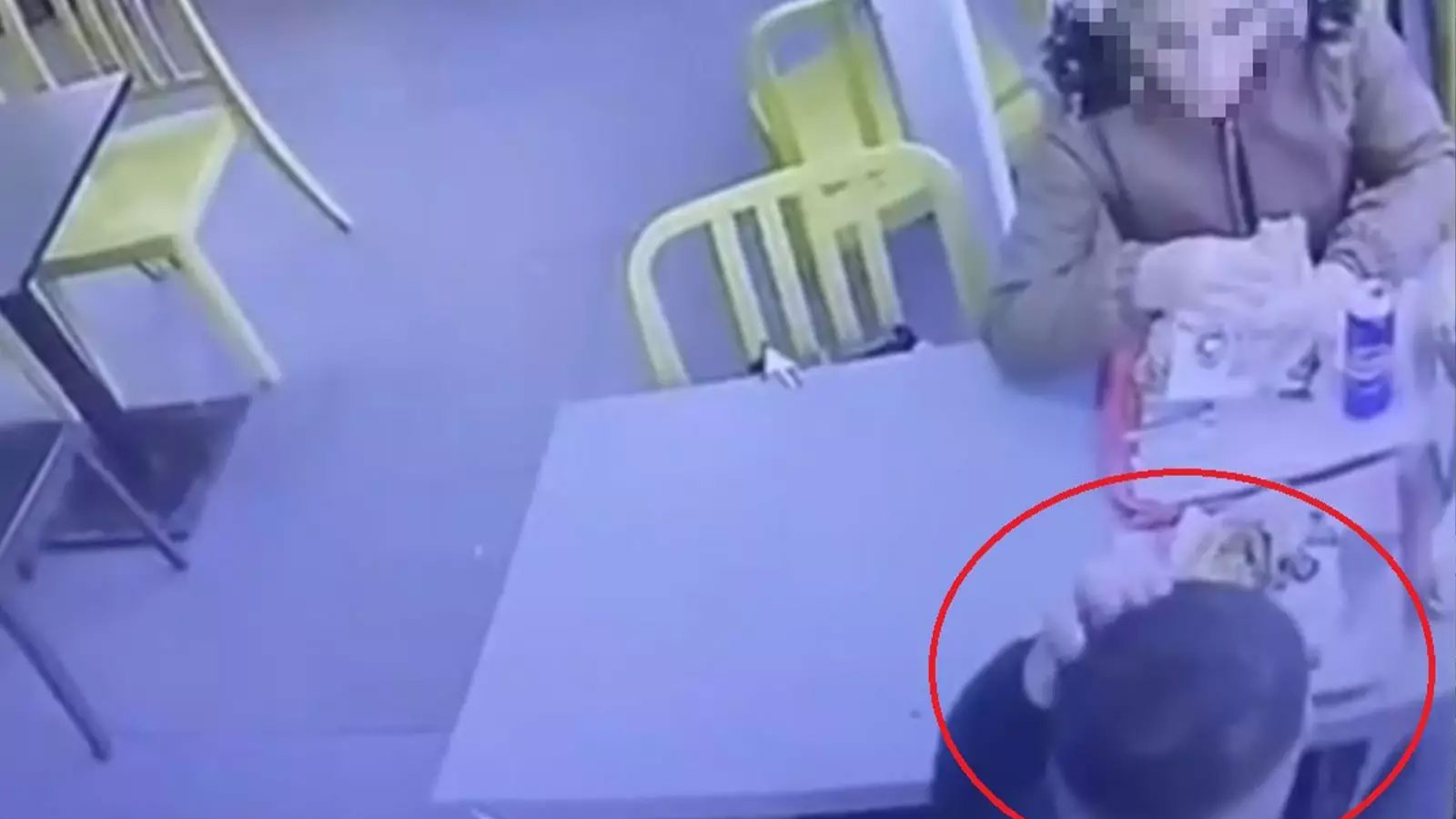 Yediği yemeğin içine saç telini koparıp attı, lokanta sahibi görünce şoke oldu