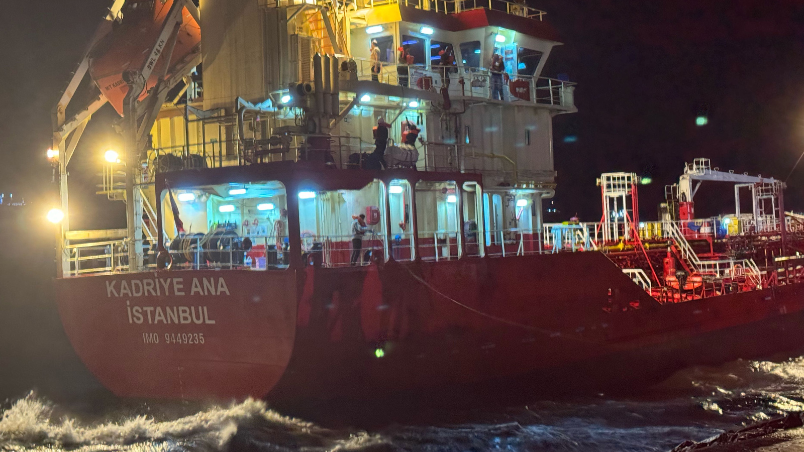 Zeytinburnu'nda yakıt taşıyan tanker karaya oturdu