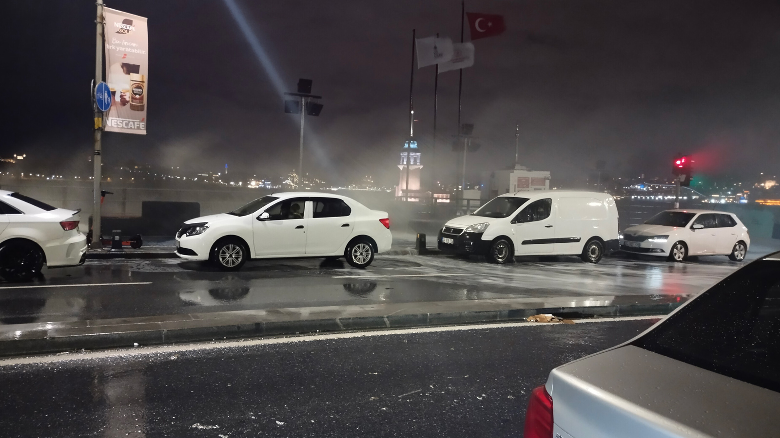 Üsküdar'da dev dalgalar yola vurdu