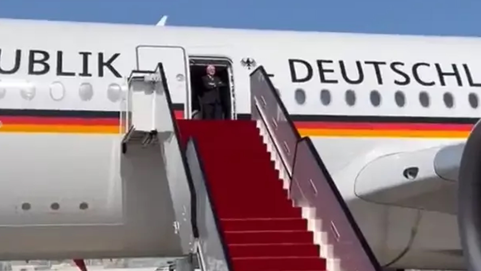 Almanya Cumhurbaşkanı Steinmeier'e,Katar'da soğuk duş!  Yarım saat karşılama bekledi
