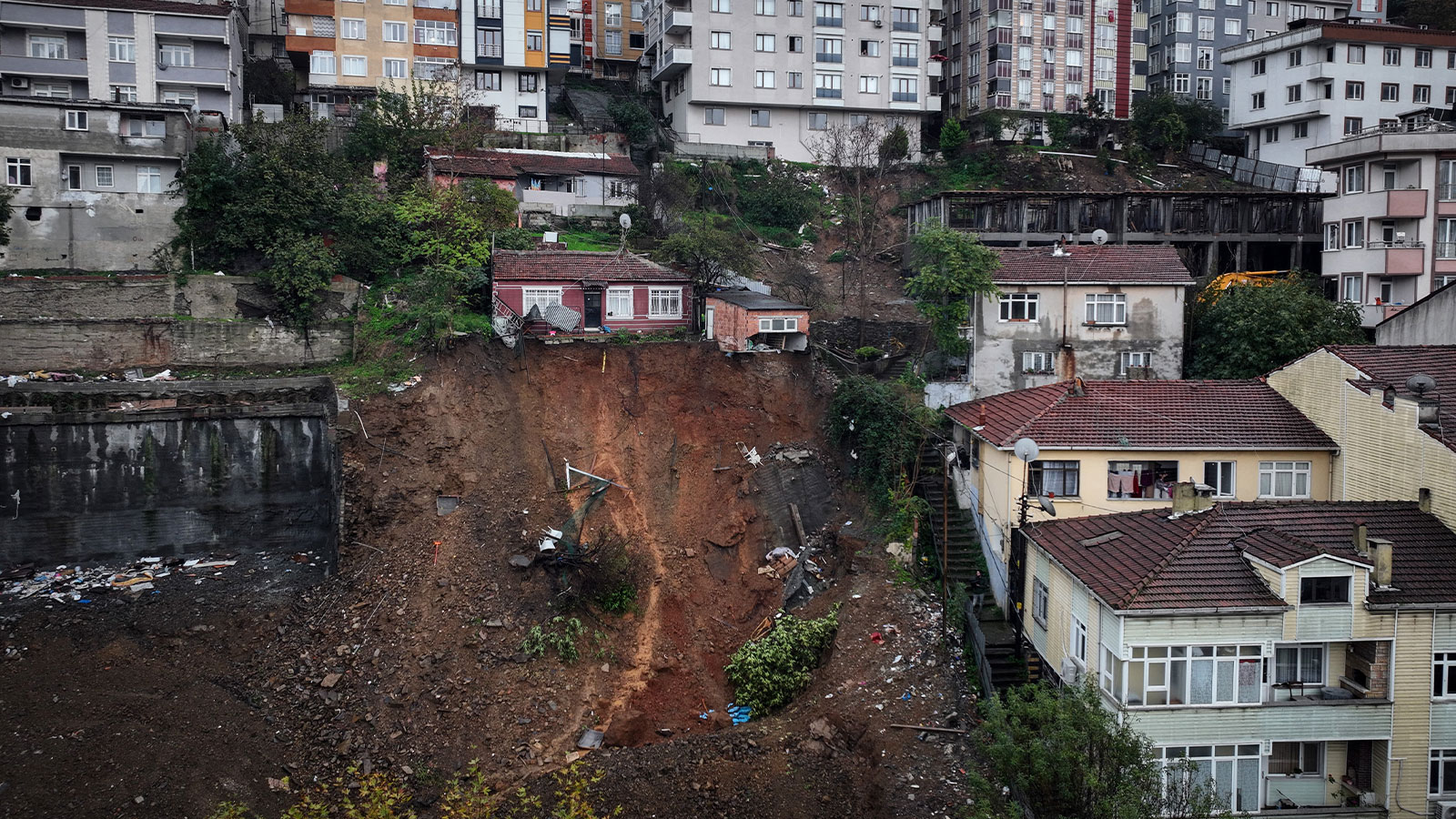 İstanbul'un fırtına ile imtihanı... Kadıköy'de yıldırım, Beykoz'da heyelan, Avcılar'da göçük
