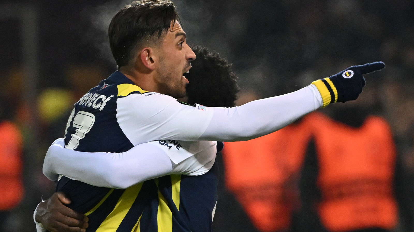 İrfan Can Kahveci taraftarla tartıştı! Takım arkadaşları zor tuttu