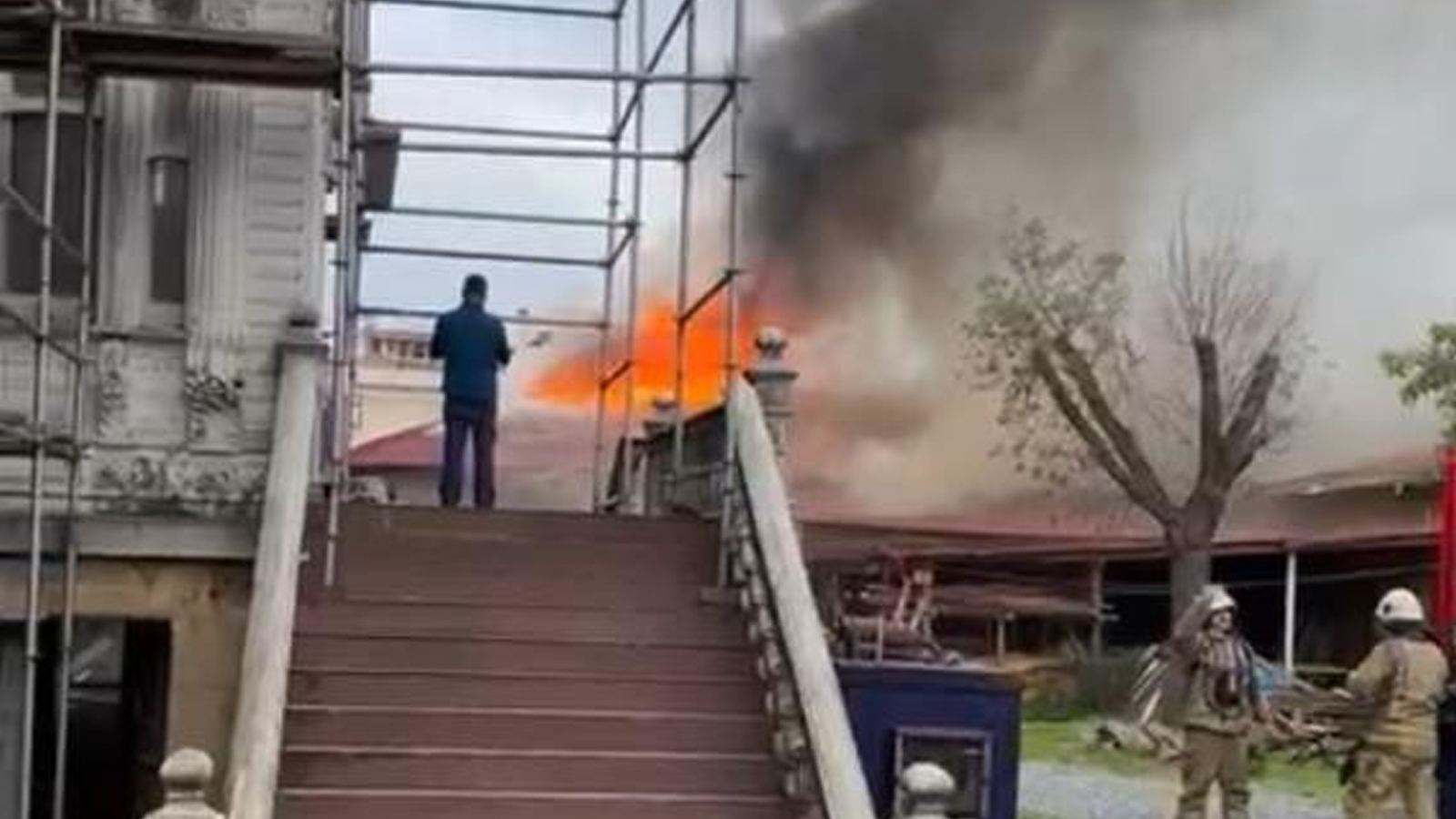 Üsküdar’da marangozhane çatısı alev alev yandı