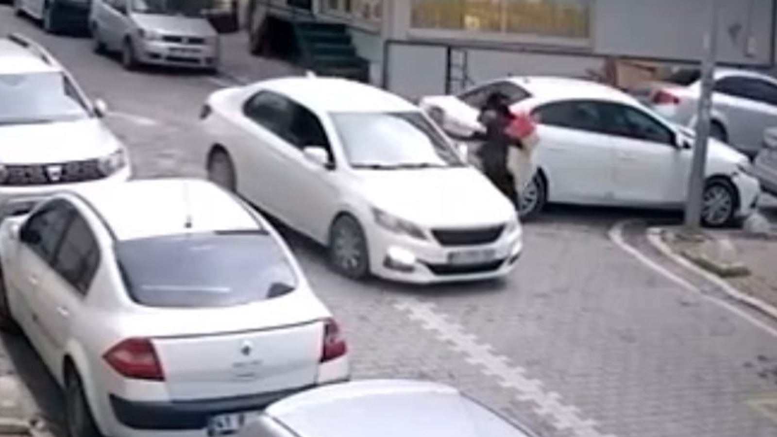 Esenyurt'ta bebeği ile yürüyen kadını taciz eden adam tutuklandı
