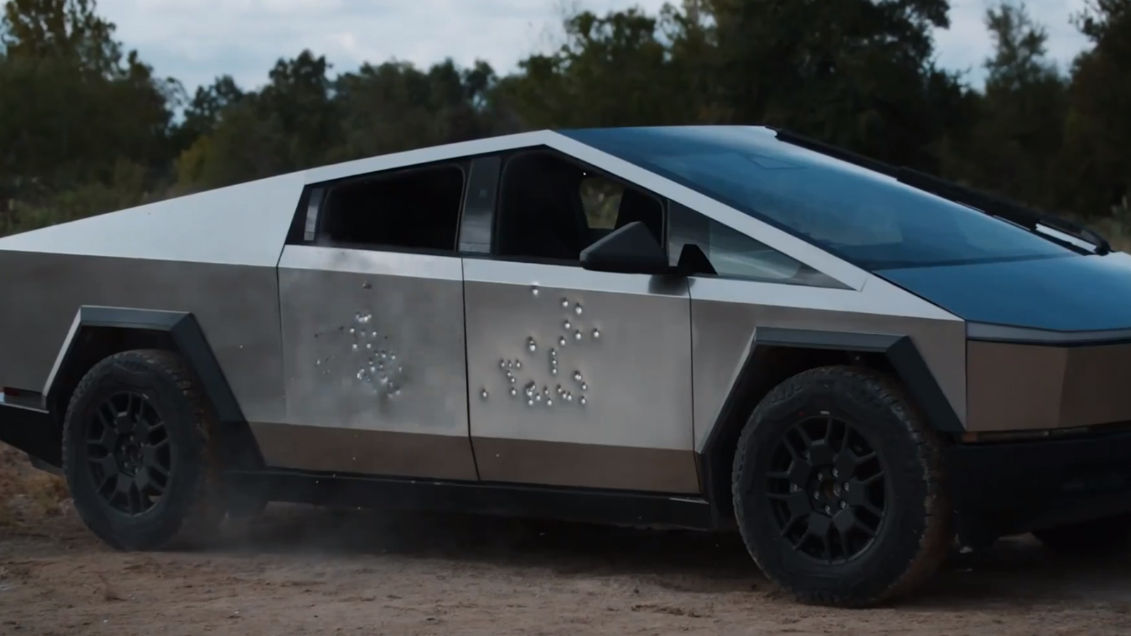 Tesla Cybertruck'a kurşun yağdırdılar! Yeni test görüntüleri ortaya çıktı