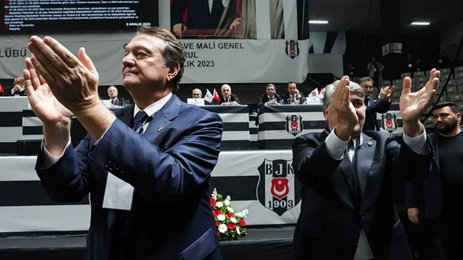 Hasan Arat ve Serdal Adalı taraftarlarla fotoğraf çekildi