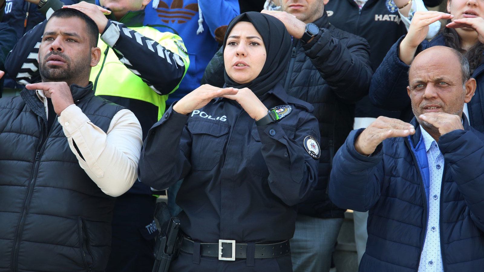 İşaret diliyle İstiklal Marşı okudular: Hatay Emniyet Müdürlüğü’nden anlamlı etkinlik